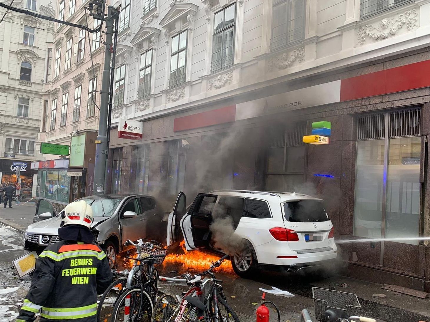 Das Auto fing nach dem Unfall in der Taborstraße Feuer. Das Auto fing nach dem Unfall in der Taborstraße Feuer.