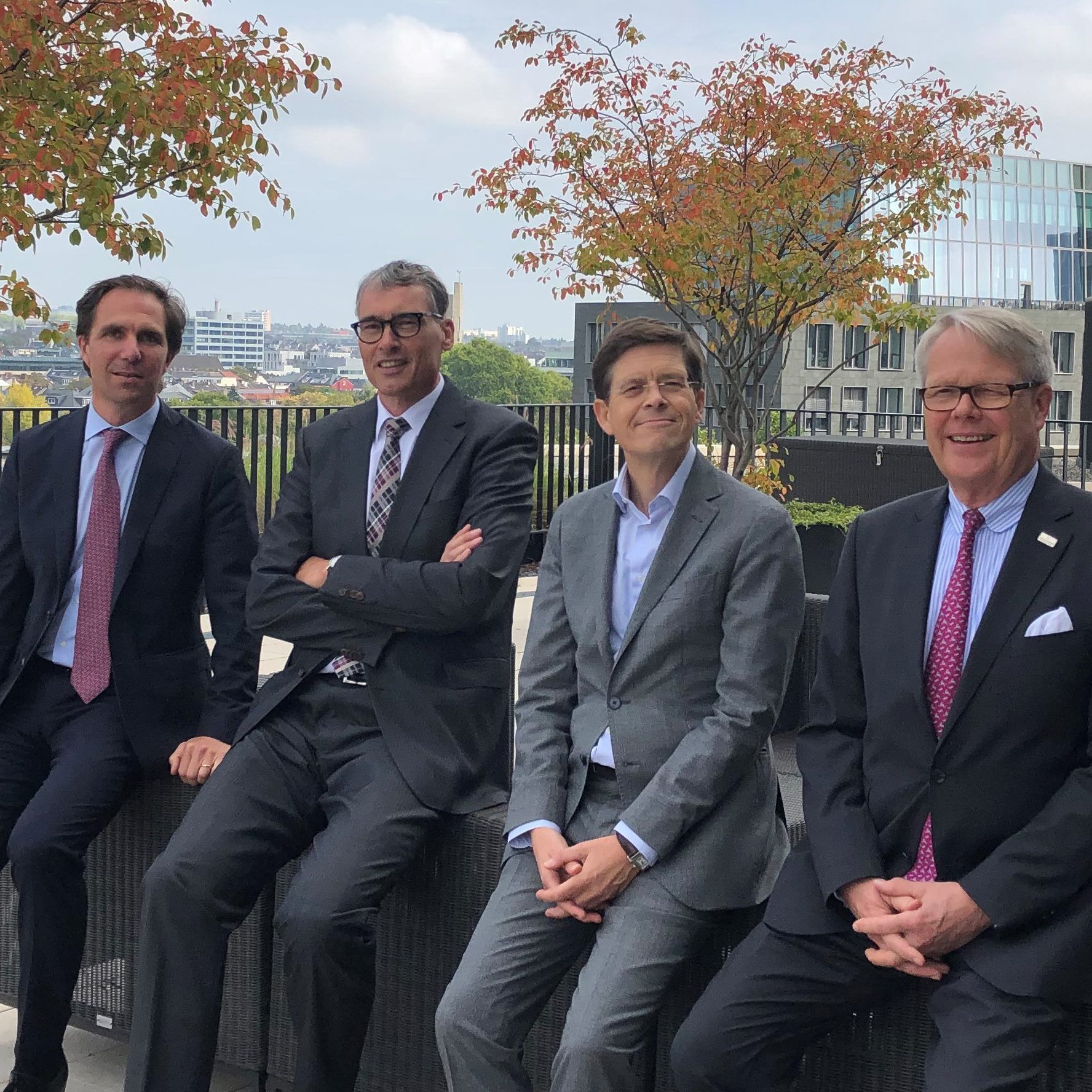 Wolfram Senger-Weiss (Vorsitzender der Geschäftsleitung von Gebrüder Weiss) und Lothar Thoma (Geschäftsführer Air & Sea bei Gebrüder Weiss) mit Hans-Christian Specht und Eduard Dubbers-Albrecht (beide geschäftsführende Gesellschafter bei Ipsen Logistics).