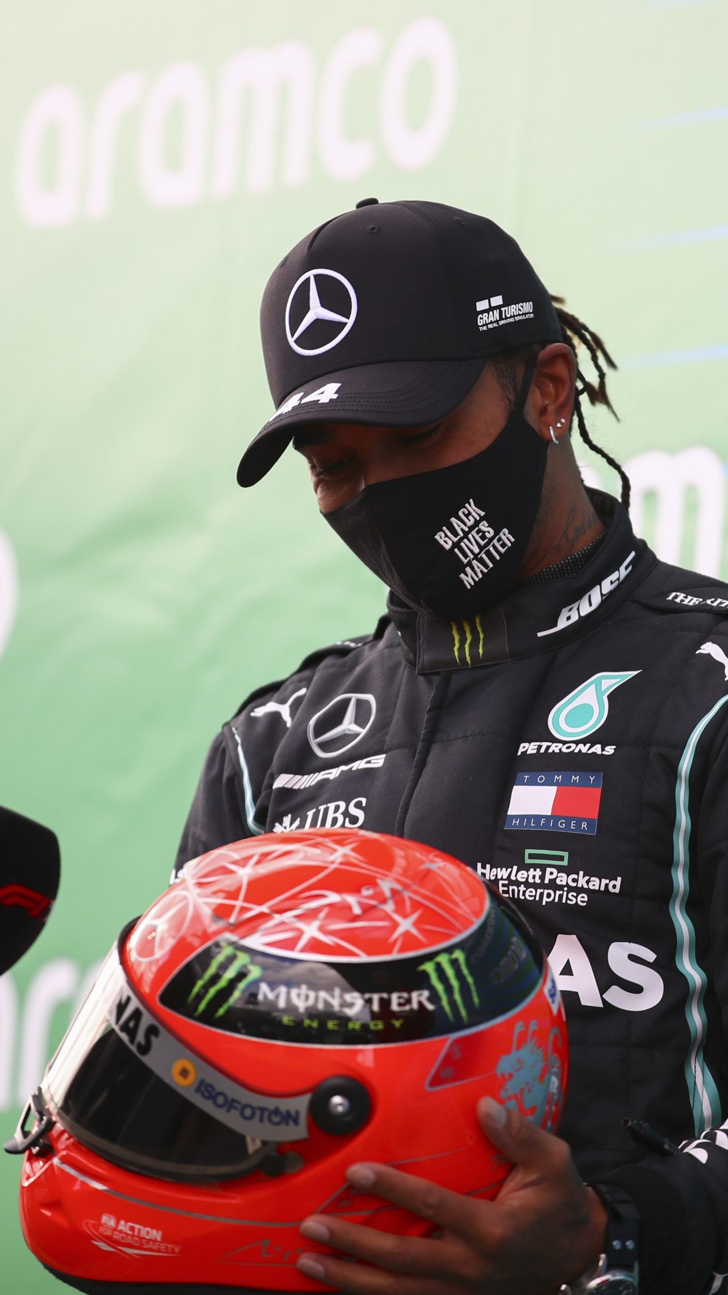 Mick Schumacher überreich Helm seines Vaters am Hamilton