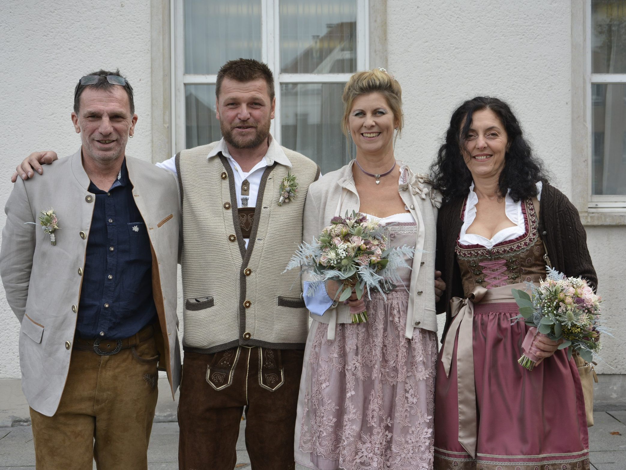 Das Brautpaar mit den Trauzeugen bei der standesamtlichen Hochzeit in Dornbirn.