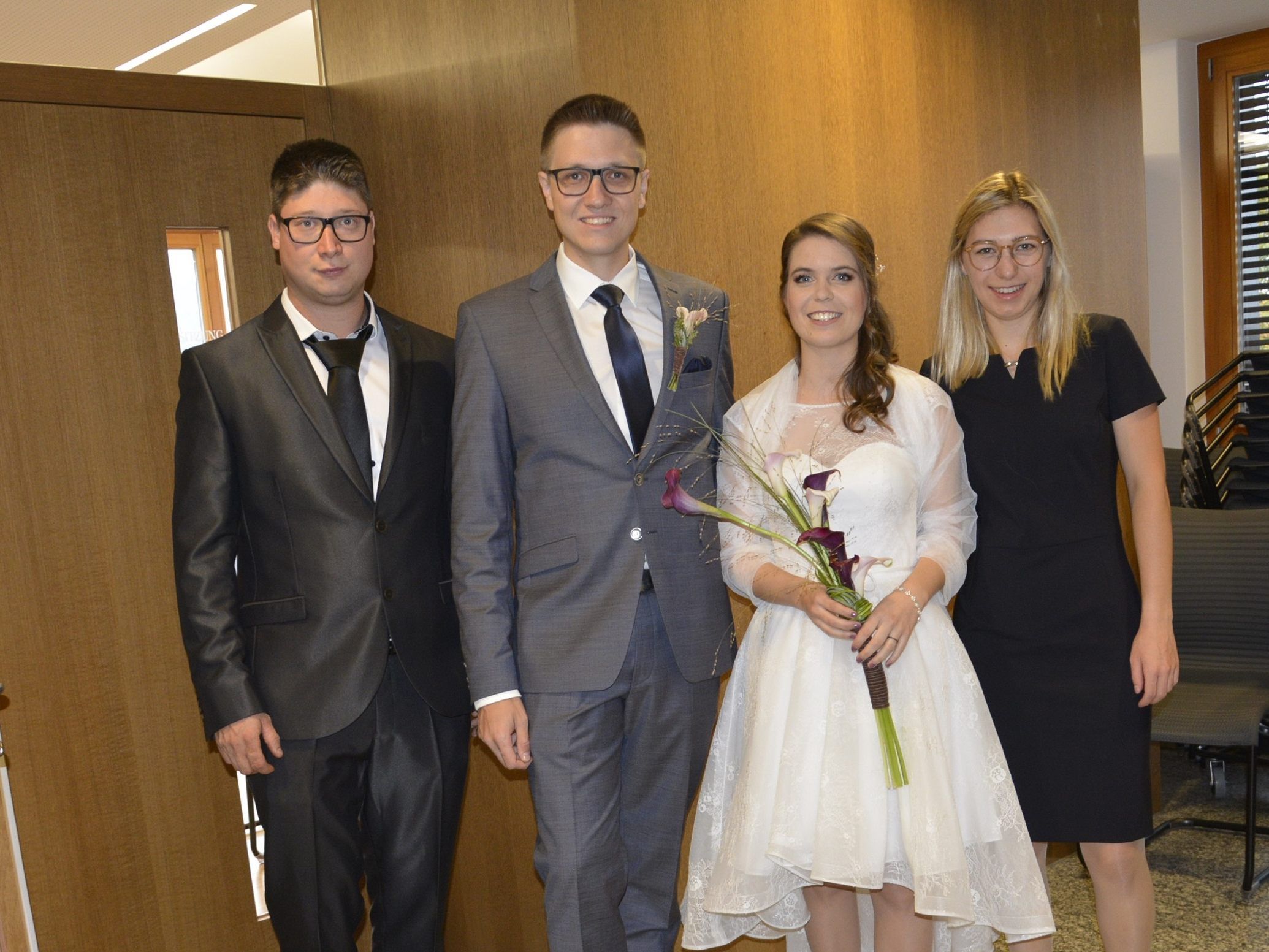 Das Brautpaar mit den Trauzeugen bei der standesamtlichen Hochzeit in Schwarzach.. Das Brautpaar mit den Trauzeugen bei der standesamtlichen Hochzeit in Schwarzach..