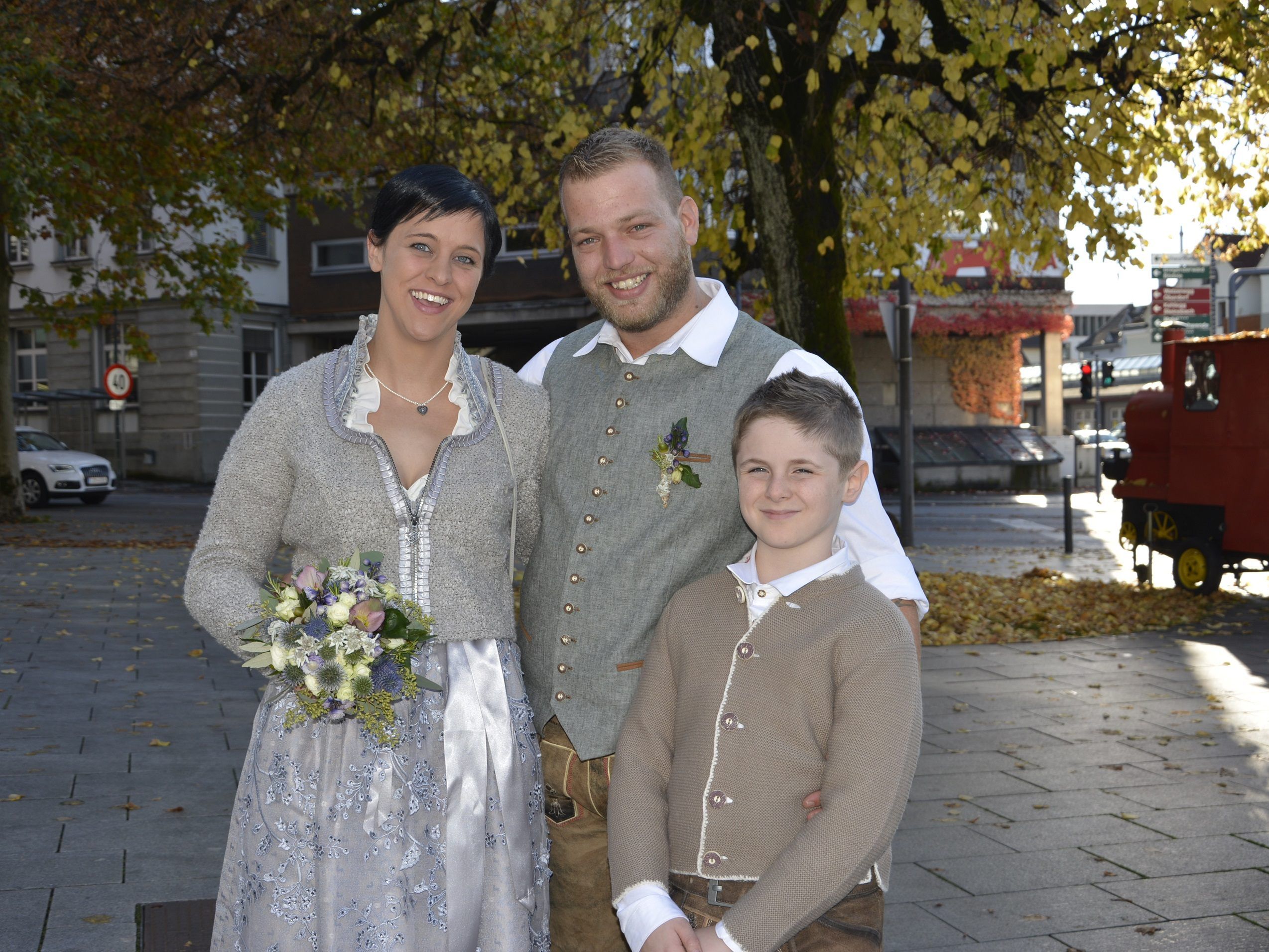 Das Brautpaar mit Julian bei der standesamtlichen Hochzeit in Dornbirn.