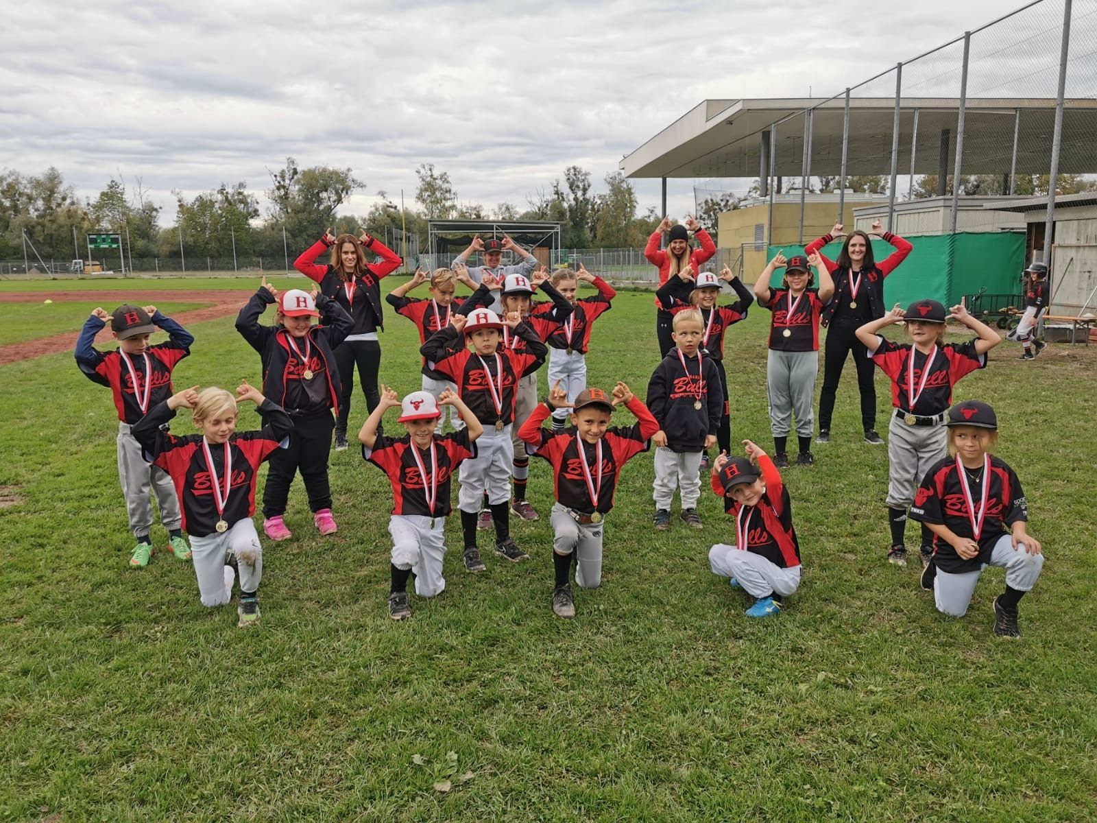 Die Hard Bulls U8 mit ihren Trainerinnen Natalie, Susi, Katja und Verena!