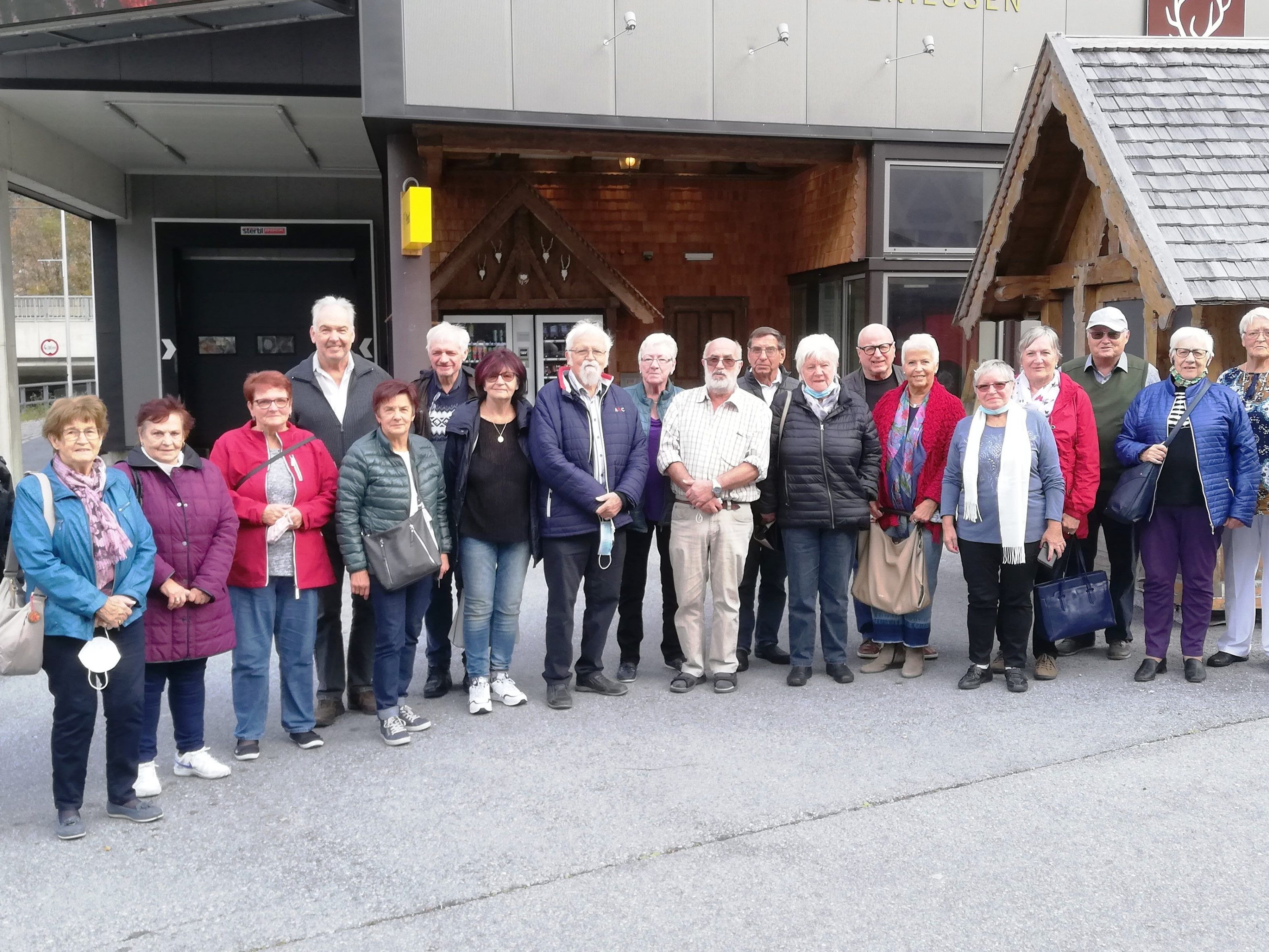 Die Götzner Pensionisten bei einer kleinen Kaffeepause in Pettneu Die Götzner Pensionisten bei einer kleinen Kaffeepause in Pettneu