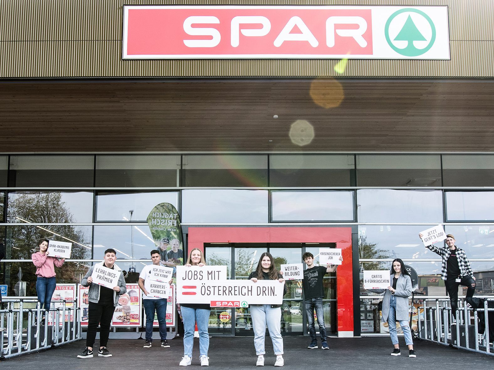 Insgesamt starteten 70 Jugendliche voll motiviert ihre Lehre bei SPAR in Vorarlberg. ©SPAR/MEDIArt