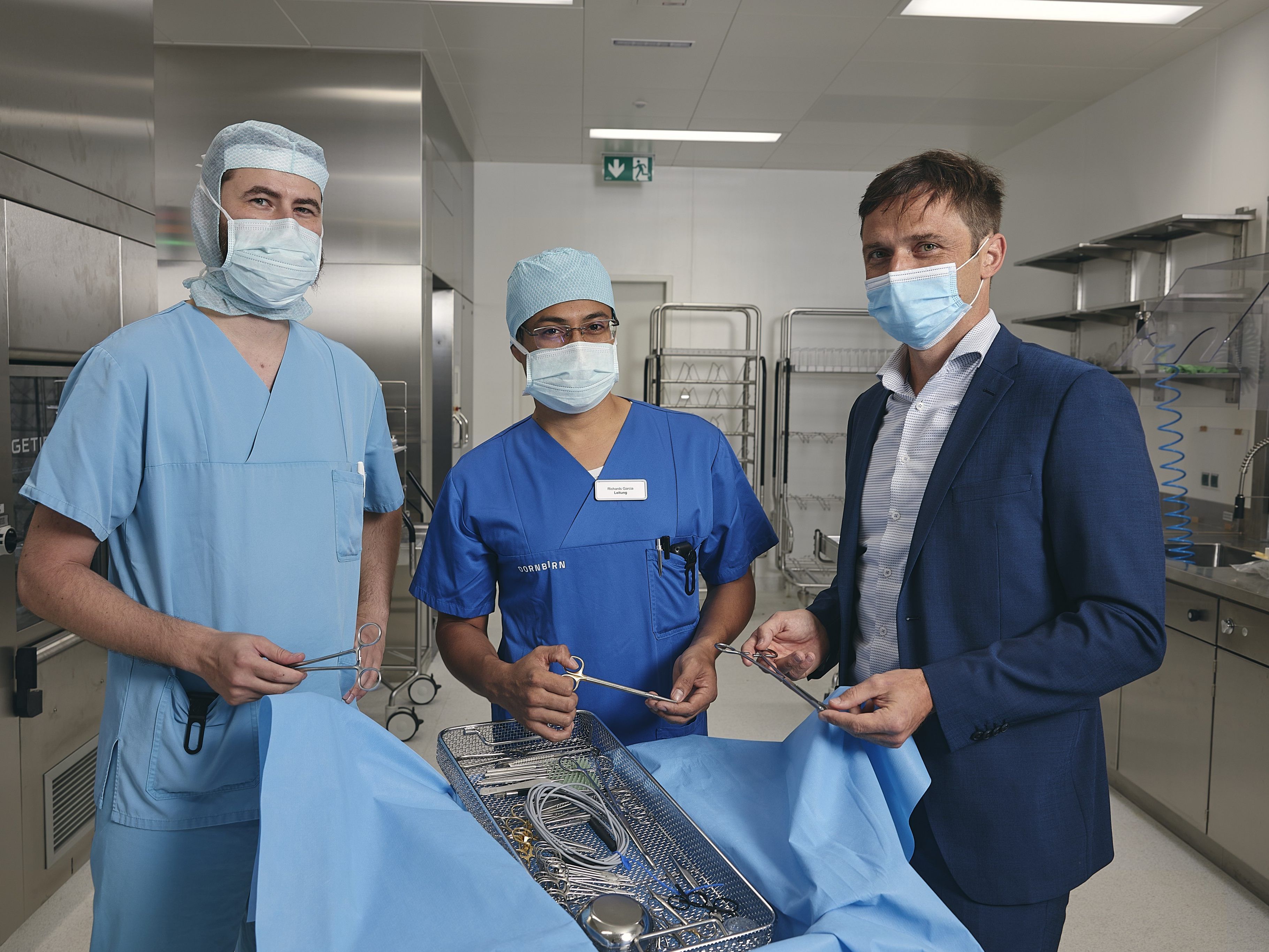 DGKP Martin Geiger (OP-Leitung) und Richards Garcia Rayo (Leitung Aufbereitungseinheit für Medizinprodukte) vom Krankenhaus Dornbirn mit Peter Schoissengeier (Leitung Instrumentenmanagement) von Mositech.
