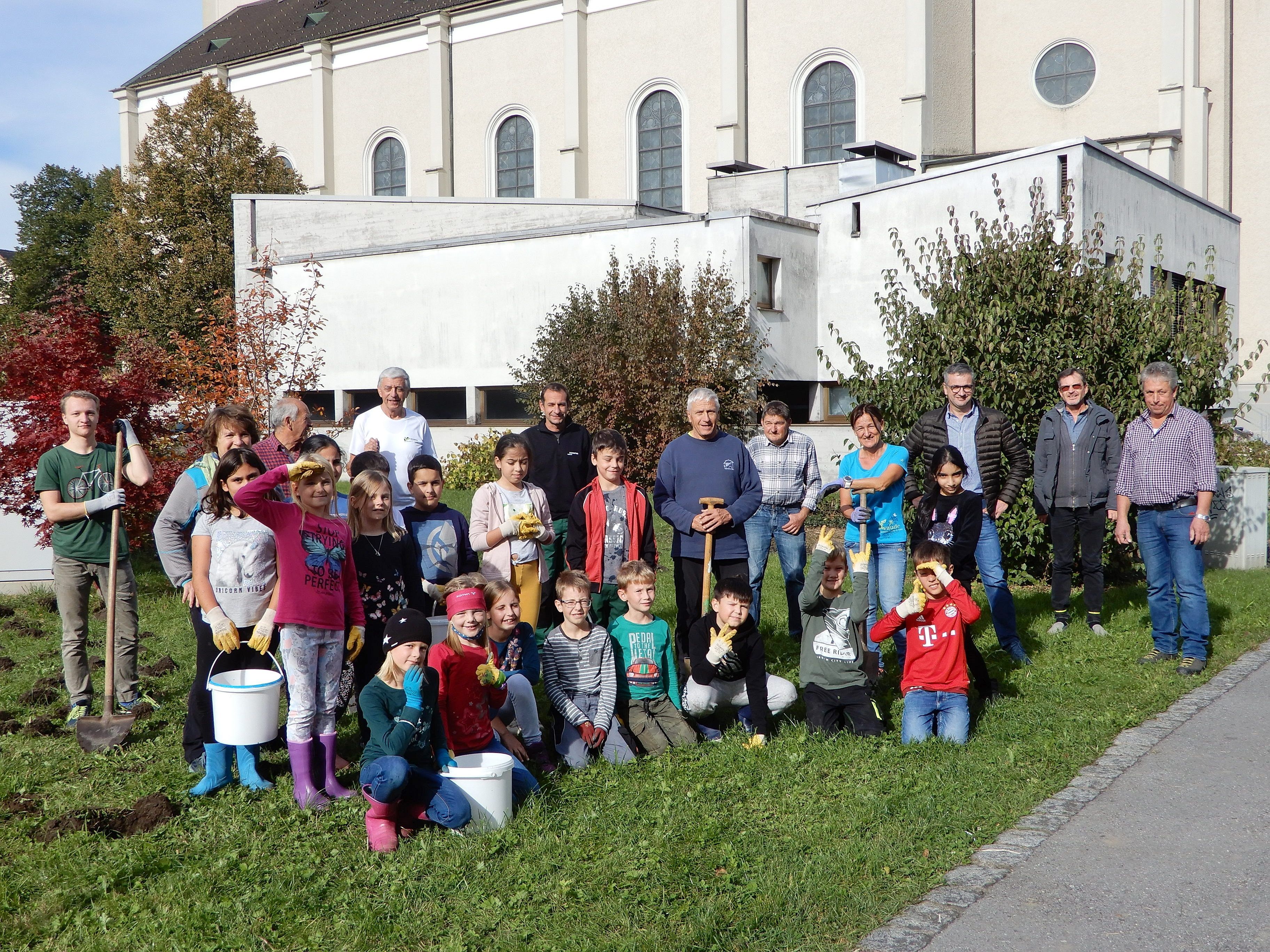 Fleißige Gärtner unter sich - die "Blumenzwiebelgruppe" sorgt für blühende Vorfreude im Hatlerdorf.