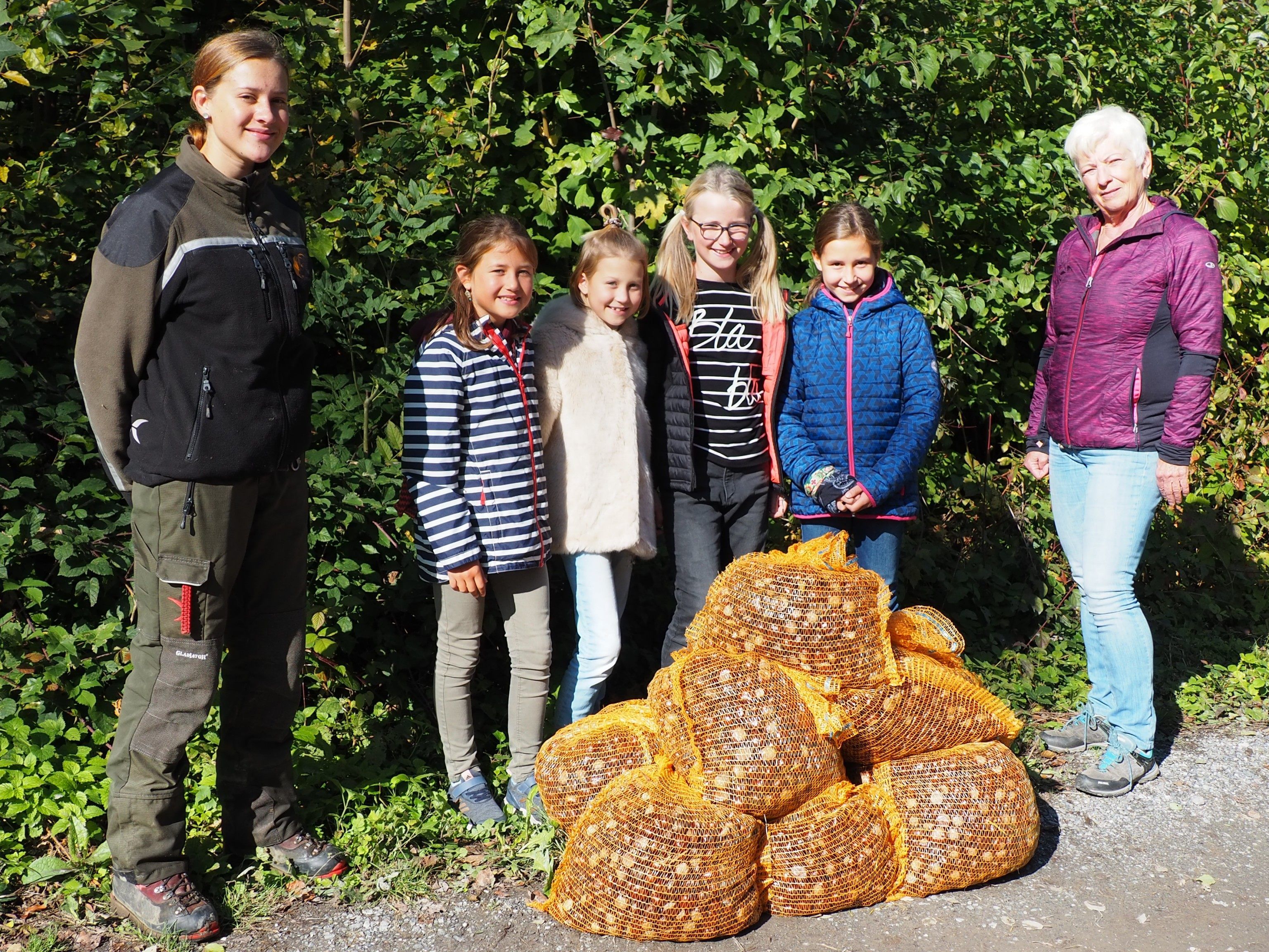 Die vier fleißigen Sammlerinnen überbrachten die Spende in den Wildpark