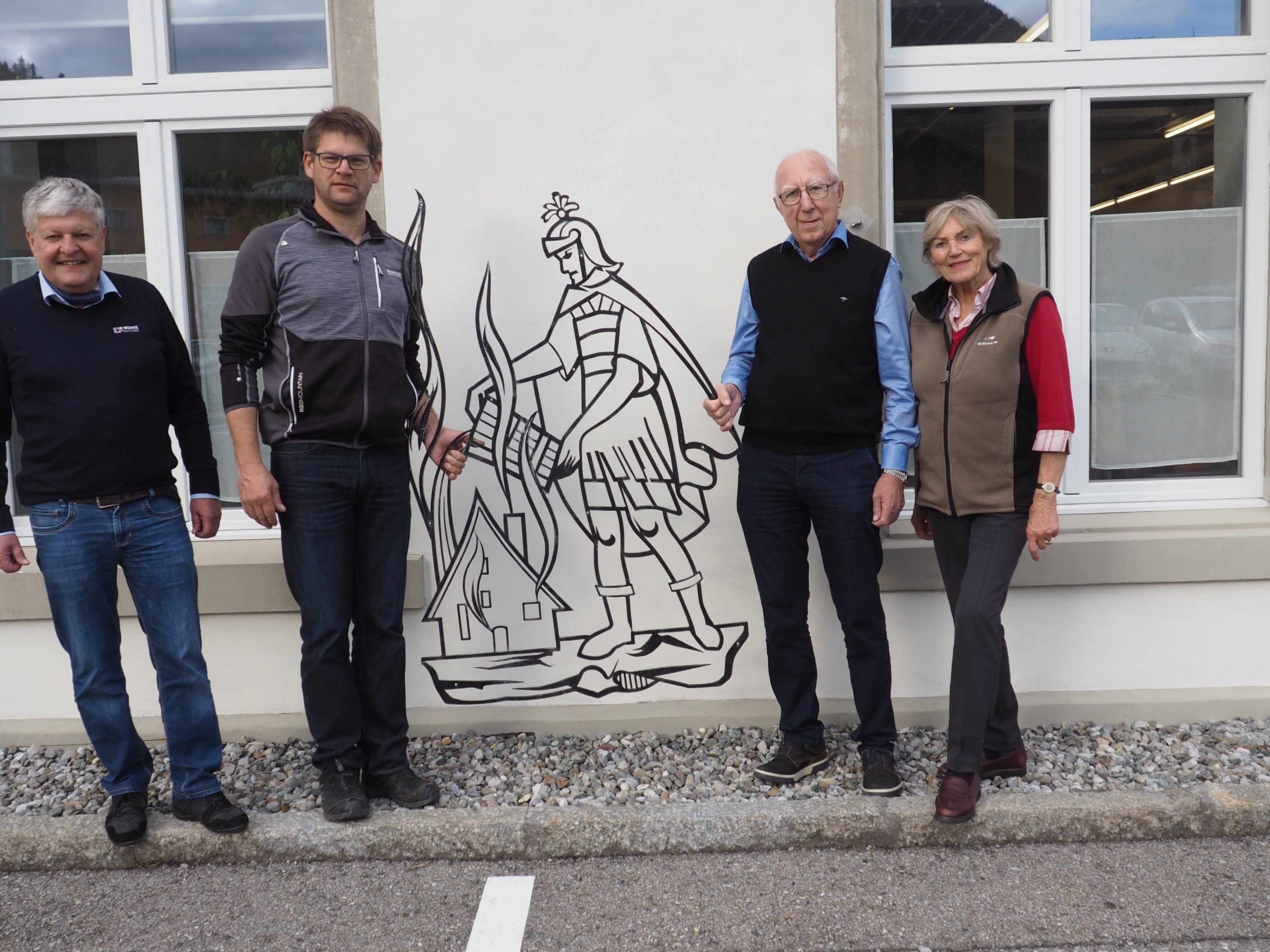 Manfred Morscher (Präsident Vorarlberger Museumswelt) und Ingo Valentini (Leiter Landesfeuerwehrmuseum) mit Theodor und Maria Marte.