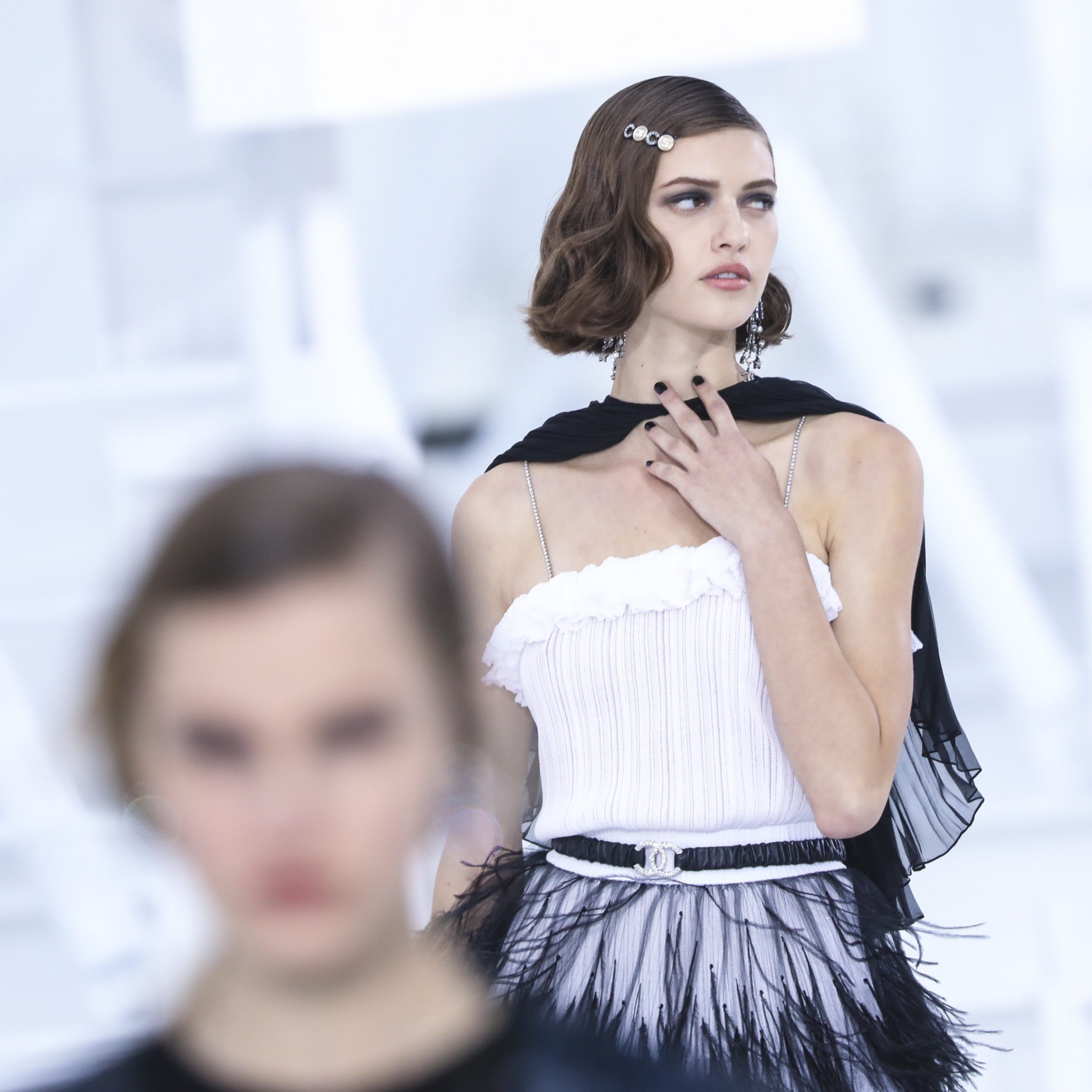 Hollywoodstil und Tweedklassiker bei Corona-bedingt reduziertem Event präsentiert.