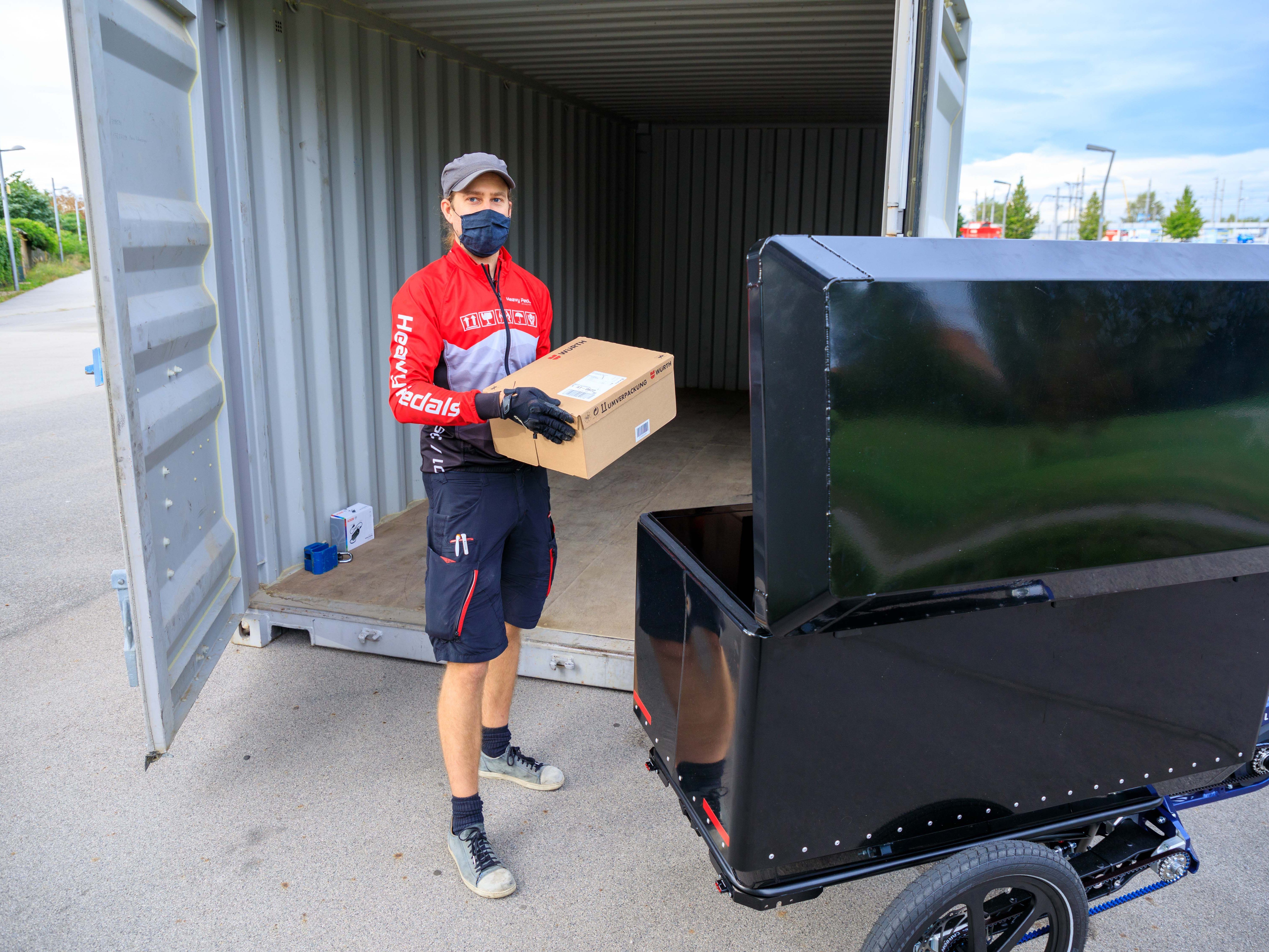 Paketzustellung mit dem Lastenrad: "RemiHub" in Stadlau Paketzustellung mit dem Lastenrad: "RemiHub" in Stadlau