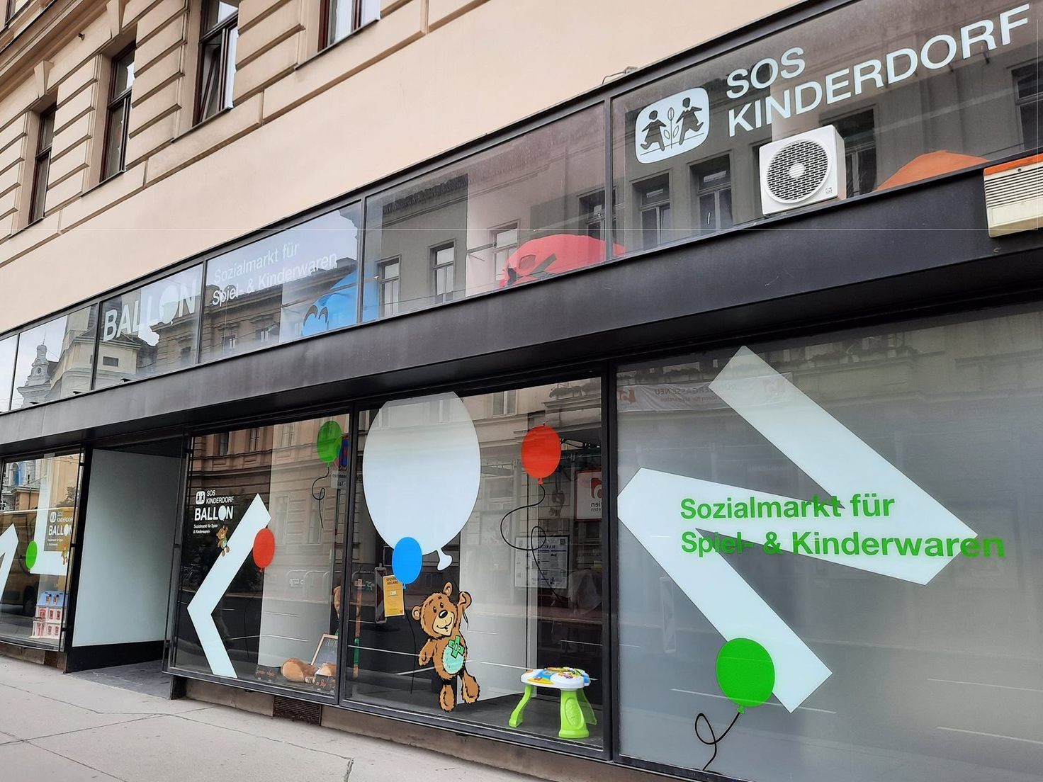 "SOS Ballon" - der erste Sozialmarkt mit Spezialisierung auf Kinder- und Spielwaren - eröffnet in Wien-Margareten. "SOS Ballon" - der erste Sozialmarkt mit Spezialisierung auf Kinder- und Spielwaren - eröffnet in Wien-Margareten.