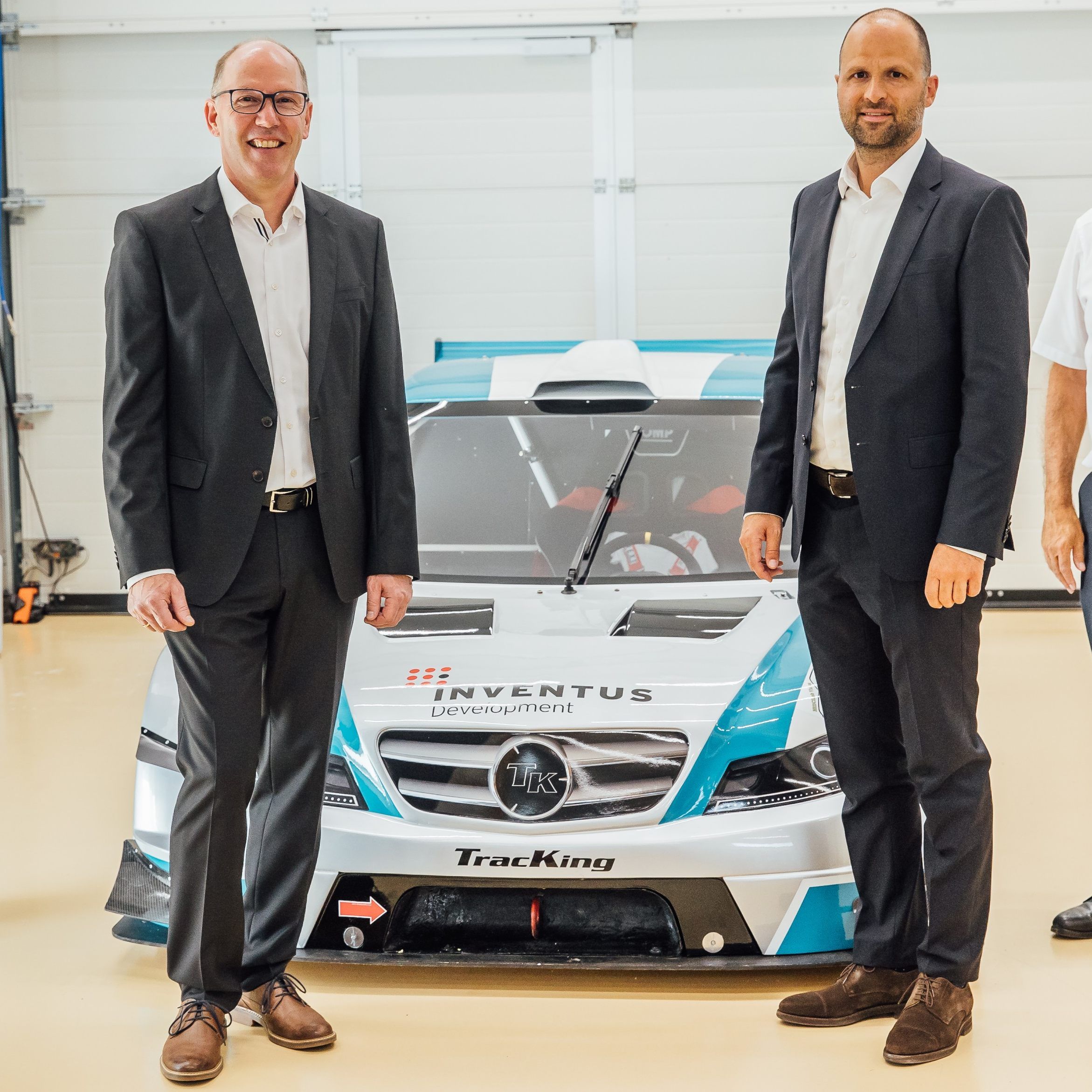 KMU-Unternehmer des Jahres Stefan Battlogg (2.v. l.) mit Juroren des Wettbewerbs beim Besuch seines Unternehmens.