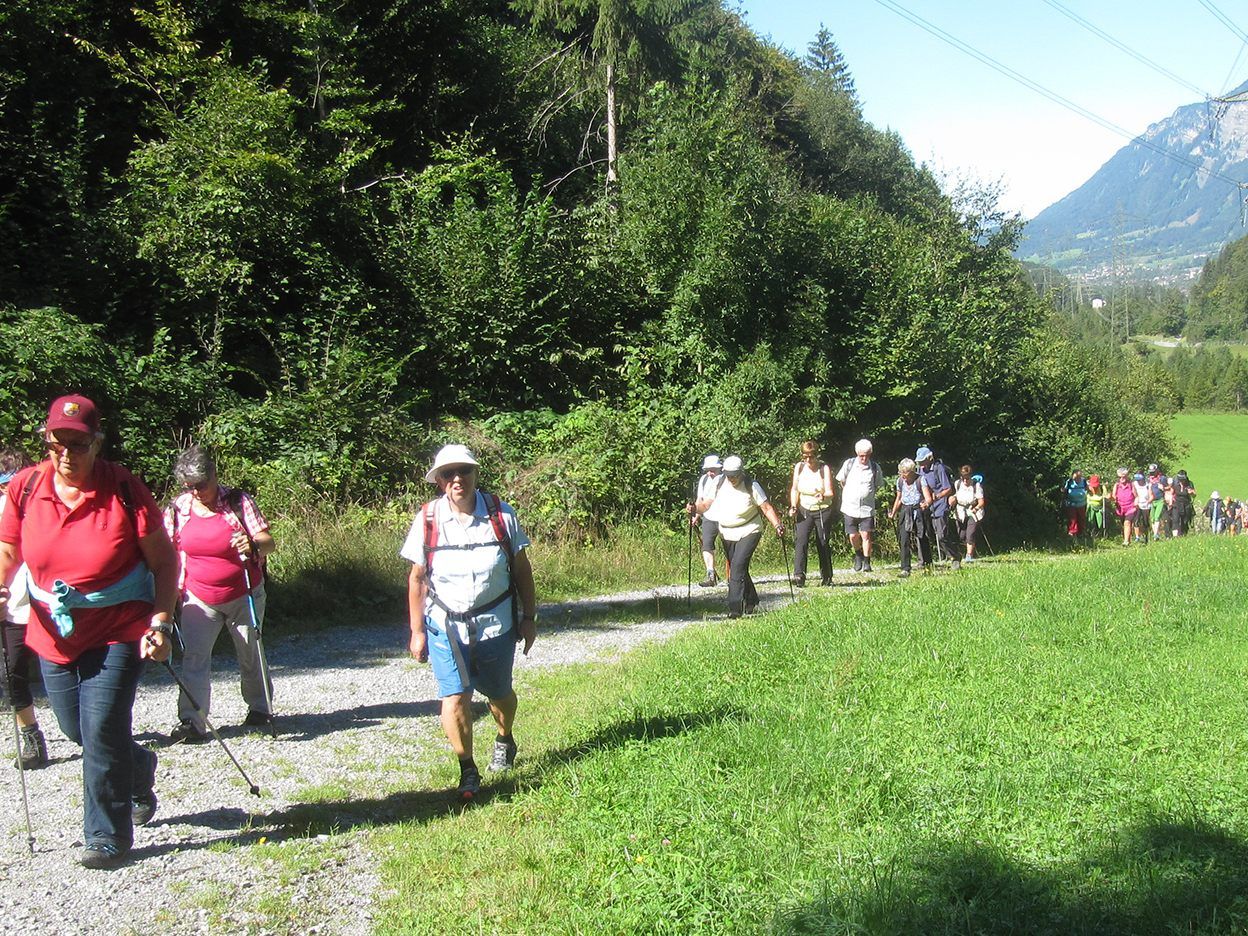 Aktive Wanderer im schönen Klostertal