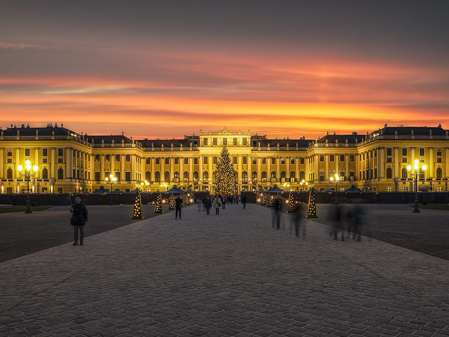 Der Weihnachtsmarkt vor dem Wiener Schloß Schönbrunn findet 2020 trotz Coronakrise statt. Der Weihnachtsmarkt vor dem Wiener Schloß Schönbrunn findet 2020 trotz Coronakrise statt.