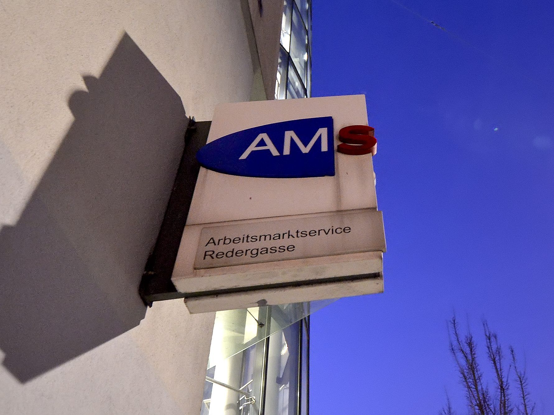 Die Arbeitslosigkeit ist wieder leicht gestiegen.