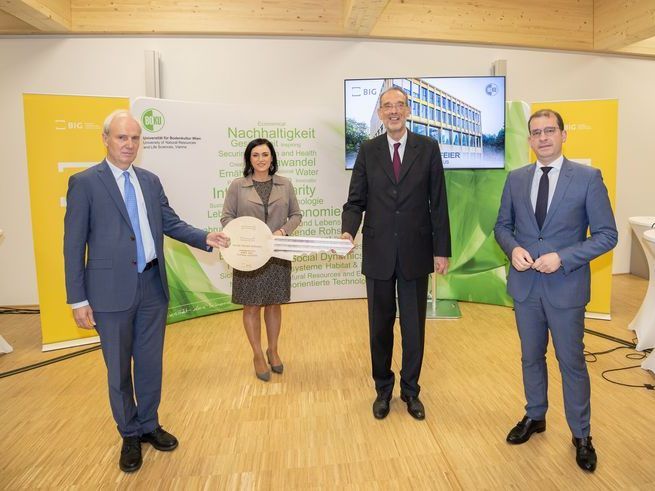 Nach nur 14-monatiger Bauzeit ist das Ilse Wallentin-Haus bezugsfertig! Bei der feierlichen Schlüsselübergabe (von links) BOKU-Rektor Hubert Hasenauer, Bundesministerin Elisabeth Köstinger, Bundesminister Heinz Faßmann und BIG-CEO Hans-Peter Weiss