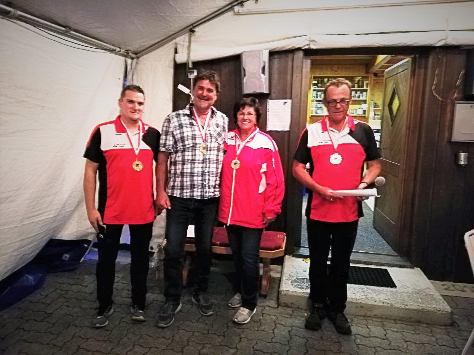 (Vereinsmeister: Vinzenz Zech, Andi Haberl, Beate Matthä und Obmann Josef Gruber)