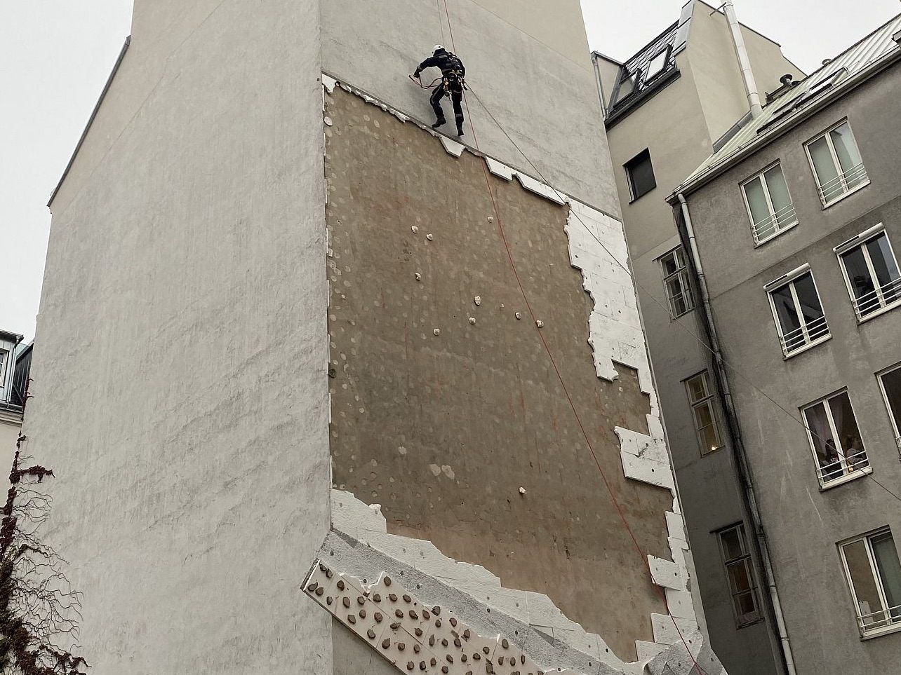 In der Josefstadt drohte eine Hausfassade abzustürzen