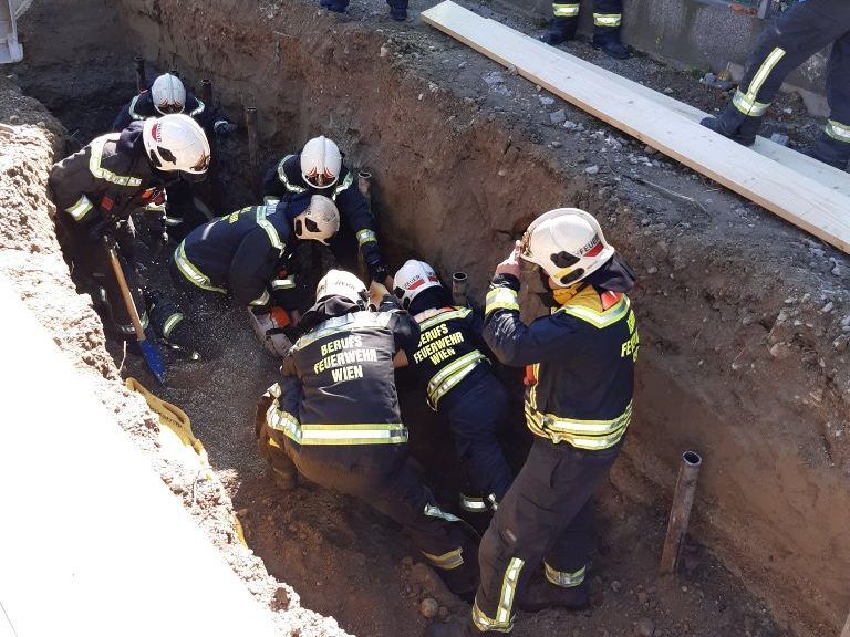 Die Feuerwehrleute konnten den Mann retten.