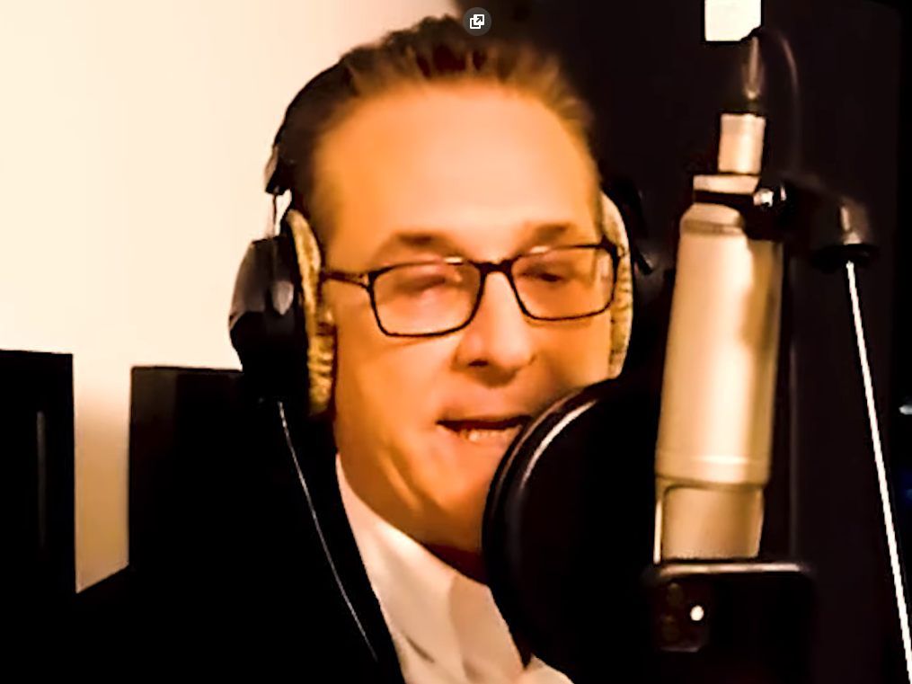 HC Strache tritt für einen Wahlkampfsong vors Mikro. HC Strache tritt für einen Wahlkampfsong vors Mikro.