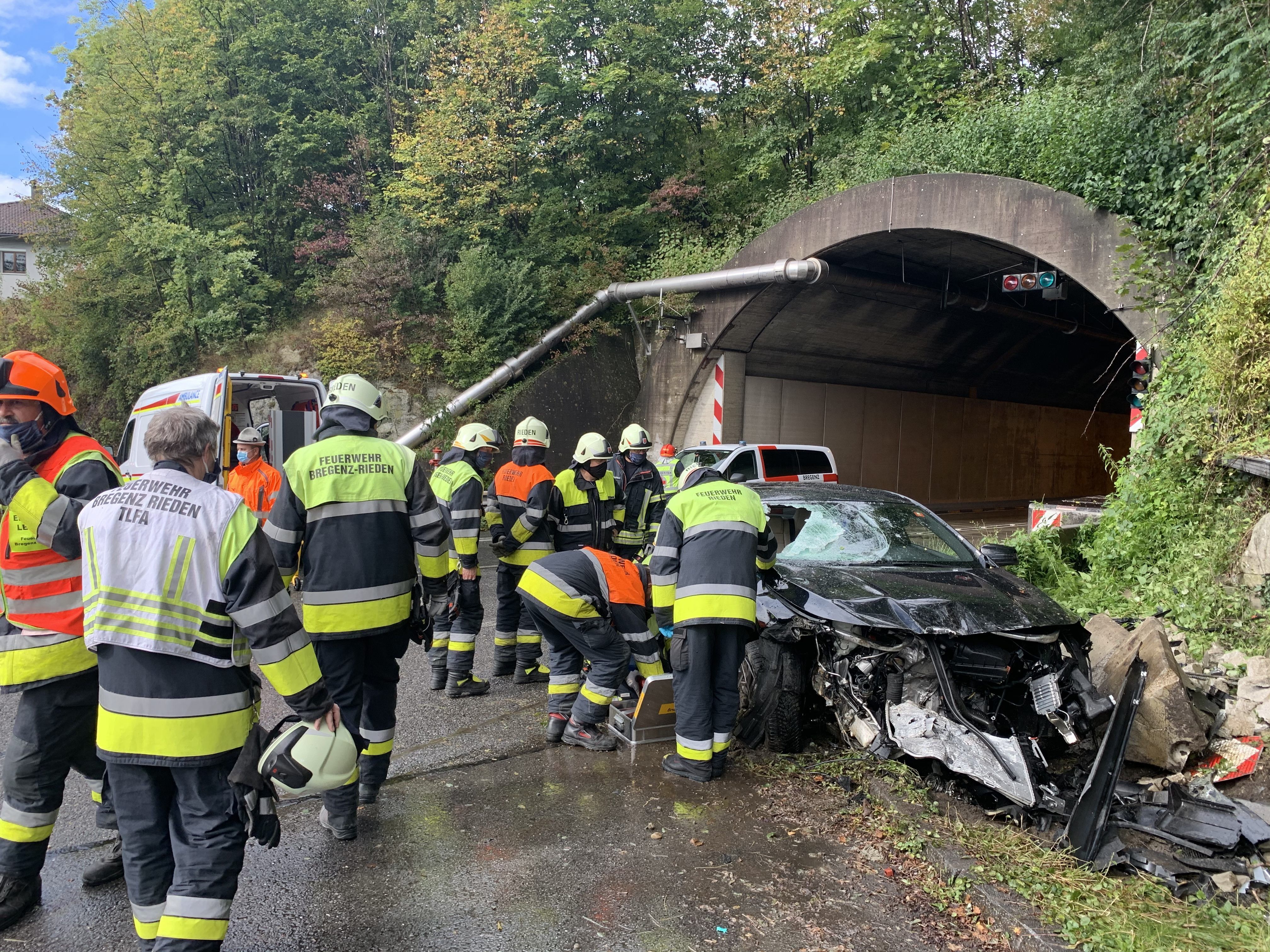 Ein 24-Jähriger wurde bei einem Unfall in Bregenz schwer verletzt. Ein 24-Jähriger wurde bei einem Unfall in Bregenz schwer verletzt.