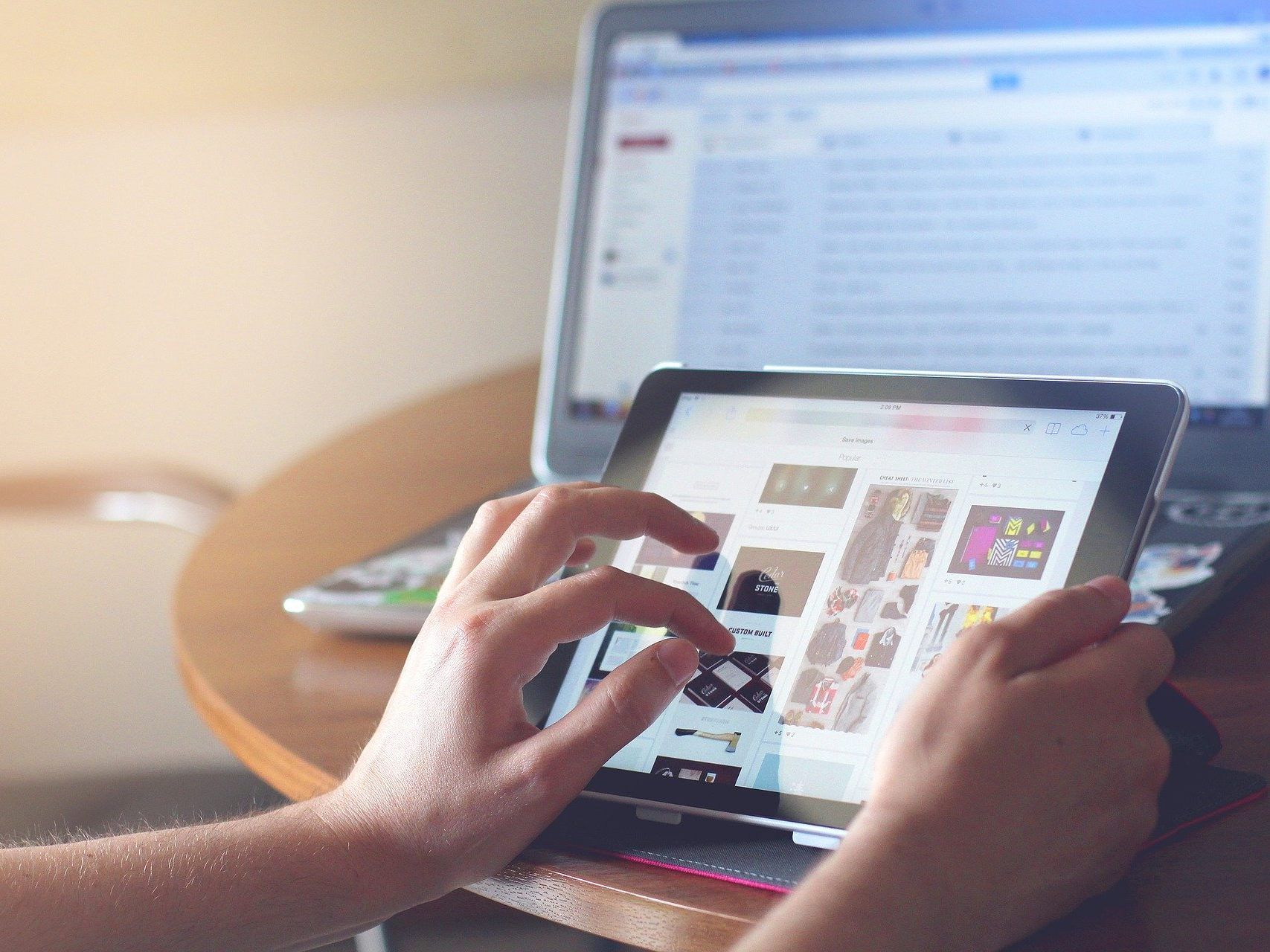 Das Internet wird aufgrund der Corona-Krise verstärkt als Kommunikationsmittel verwendet. Das Internet wird aufgrund der Corona-Krise verstärkt als Kommunikationsmittel verwendet.