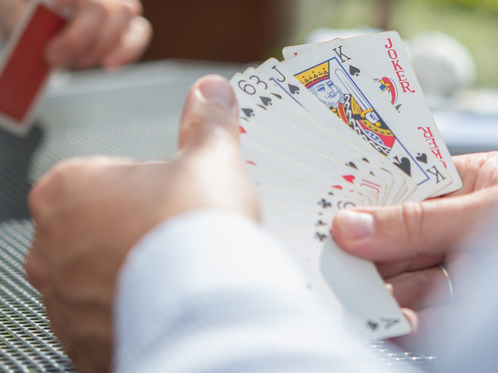 Die Männer spielten ohne Sicherheitsvorkehrungen Karten.