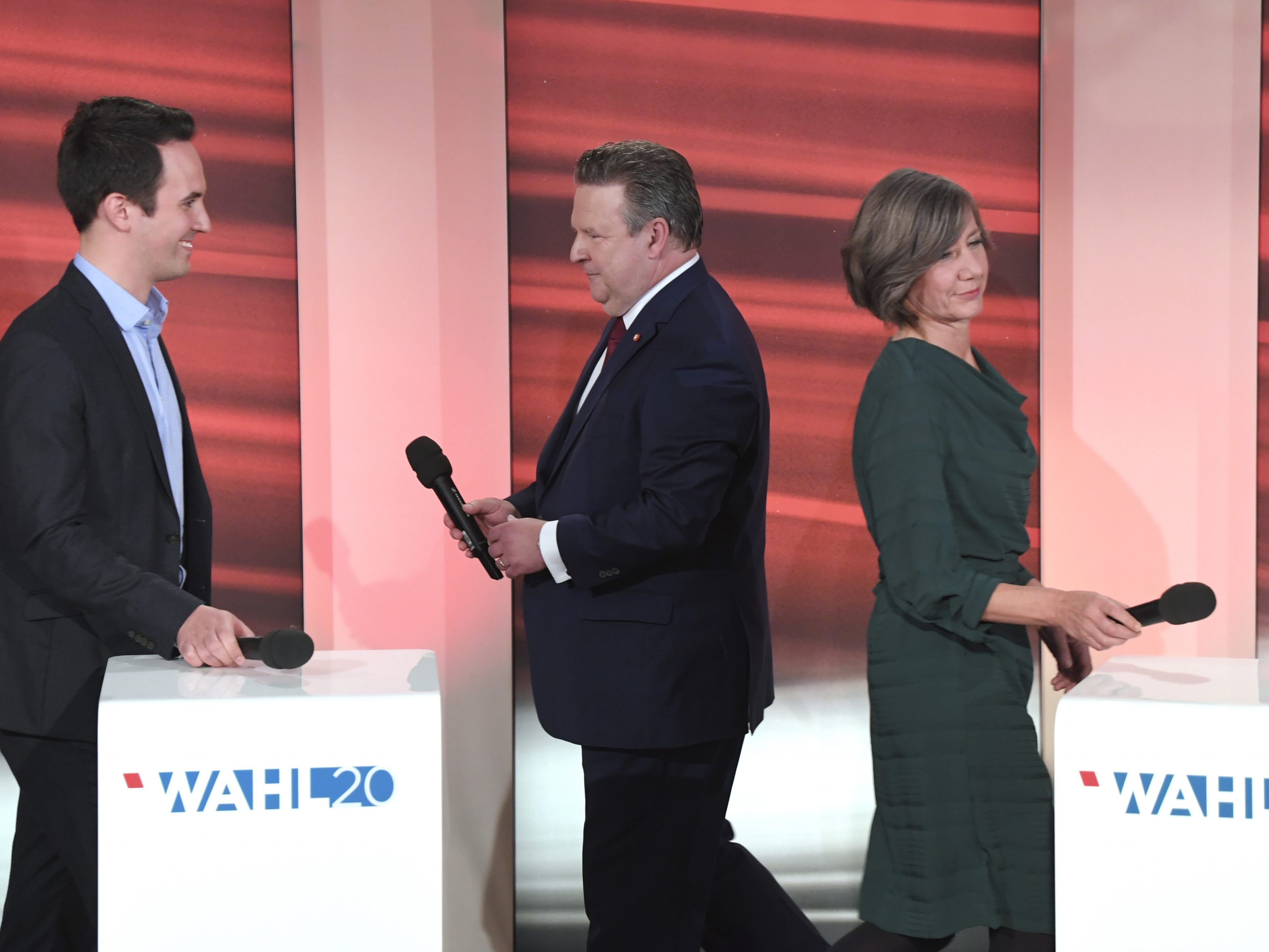 NEOS und Grüne haben bereits Gesprächsbereitschaft signalisiert. NEOS und Grüne haben bereits Gesprächsbereitschaft signalisiert.