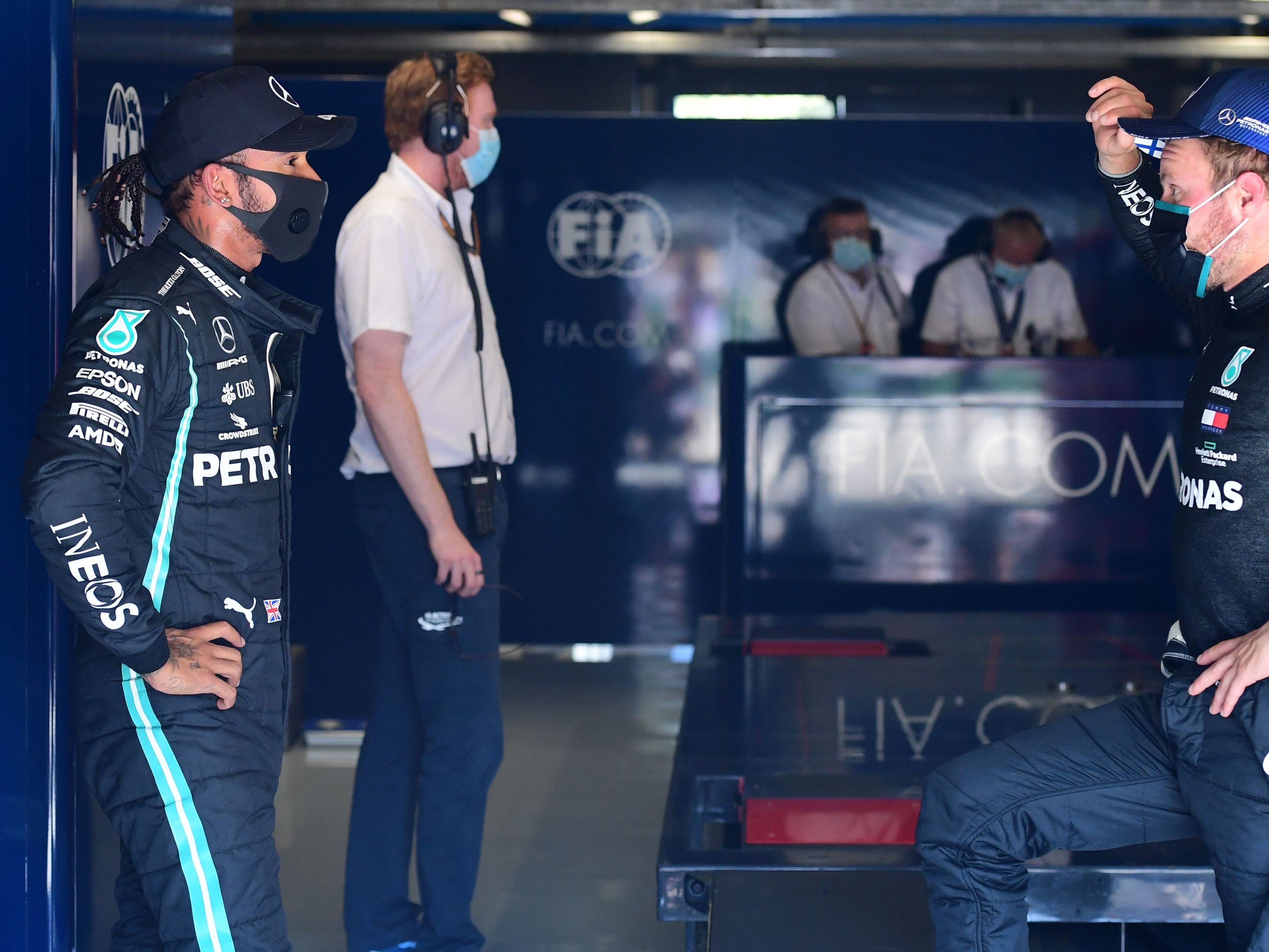 Lewis Hamilton und Bottas im Gespräch. Lewis Hamilton und Bottas im Gespräch.