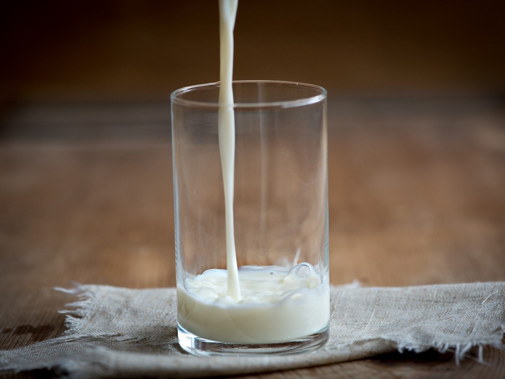Mandelmilch ist klimatechnisch keine gute Alternative zu Kuhmilch.