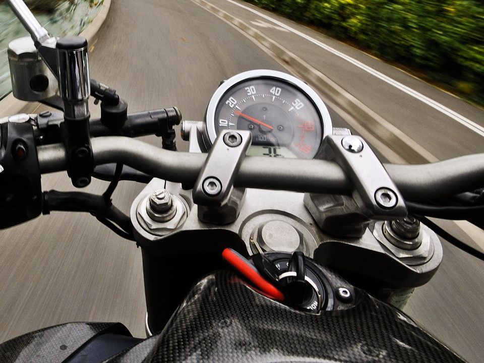 Der Motorradfahrer wurde bei dem Unfall in Wien-Favoriten verletzt. Der Motorradfahrer wurde bei dem Unfall in Wien-Favoriten verletzt.