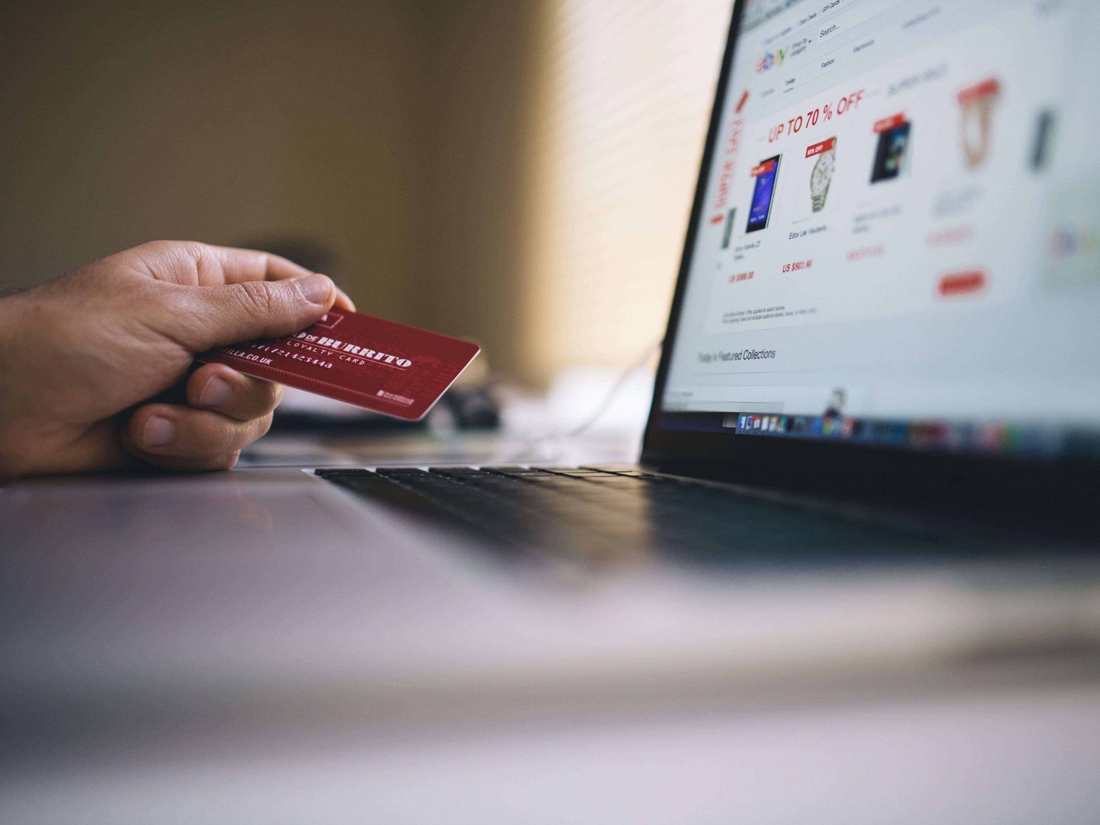 Beim Online-Shopping ist Vorsicht geboten - AGB's und Co. zu beachten hilft gegen Fake Shops