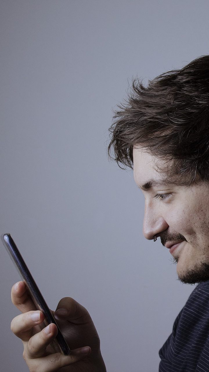 Am Handy kann man bald auch ganz normales Fernsehen empfangen.