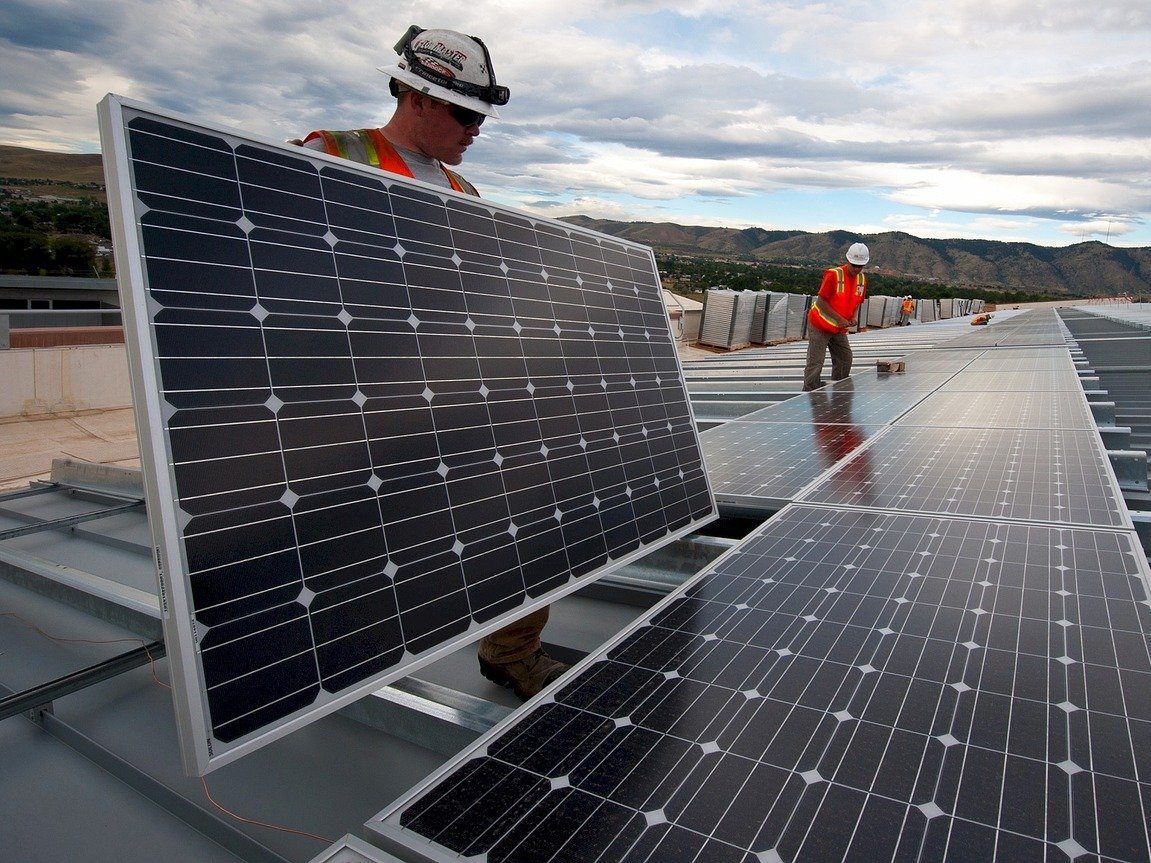 Das 11,5 Megawatt-Sonnenkraftwerk soll ab Dezember 5.200 Haushalte mit Strom versorgen. Das 11,5 Megawatt-Sonnenkraftwerk soll ab Dezember 5.200 Haushalte mit Strom versorgen.