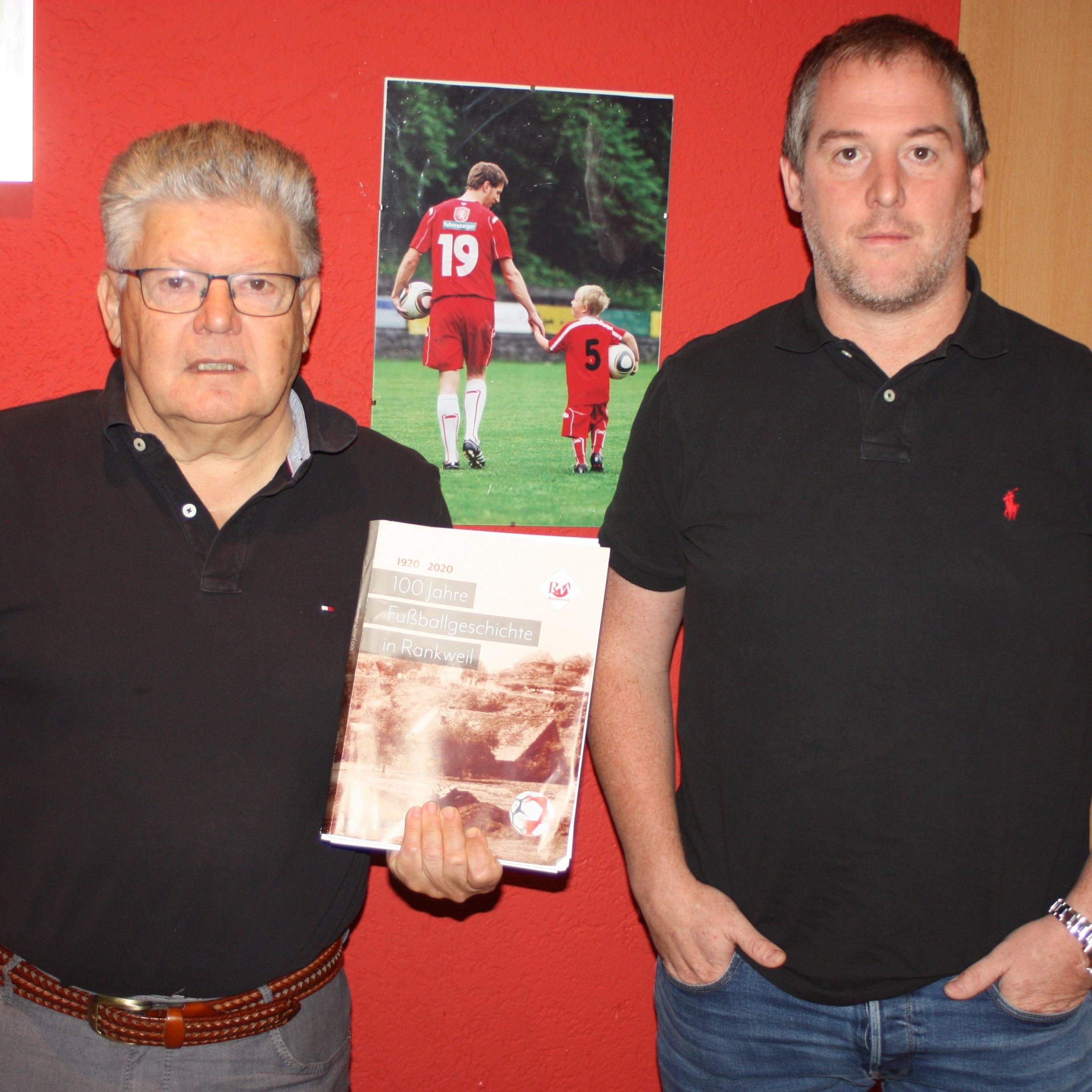 Edi Engler und Jürgen Sturn haben die Festschrift 100 Jahre Fußballgeschichte in Rankweil dokumentiert