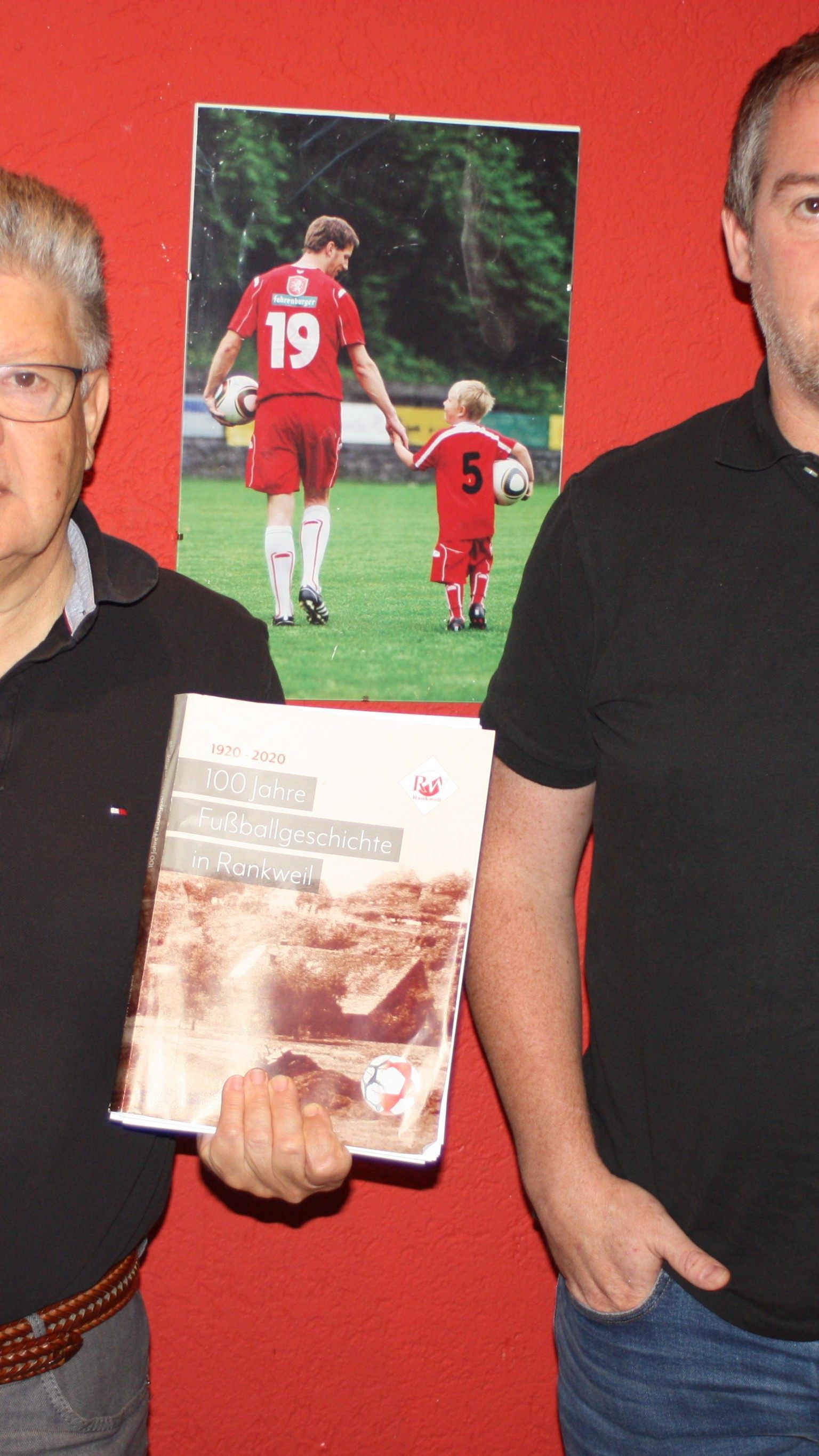 Edi Engler und Jürgen Sturn haben die Festschrift 100 Jahre Fußballgeschichte in Rankweil dokumentiert