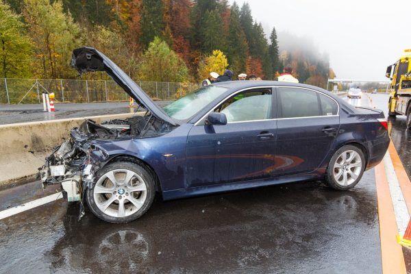 S16: Mit Pkw gegen Betonwand gekracht