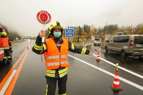 S16: Mit Pkw gegen Betonwand gekracht