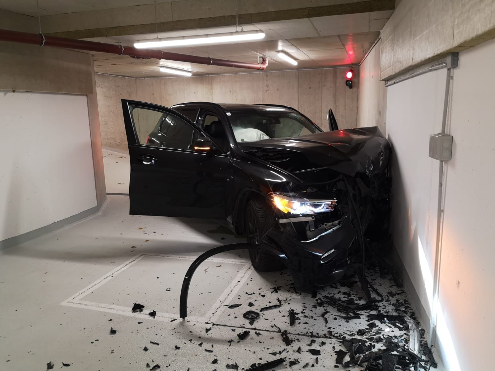 Das Auto wurde stark beschädigt. Das Auto wurde stark beschädigt.