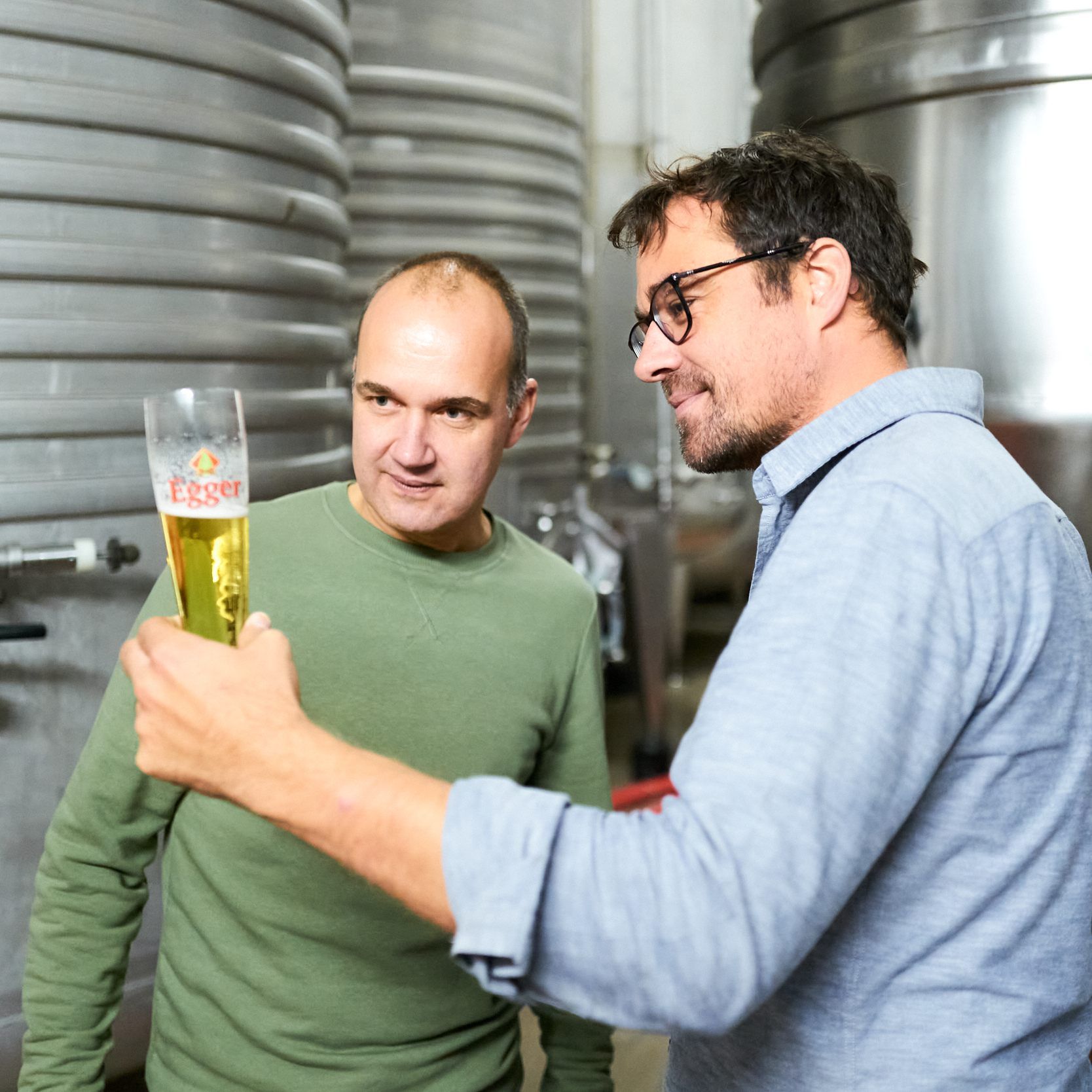 Braumeister Dominik Lissek mit Geschäftsführer Lukas Dorner