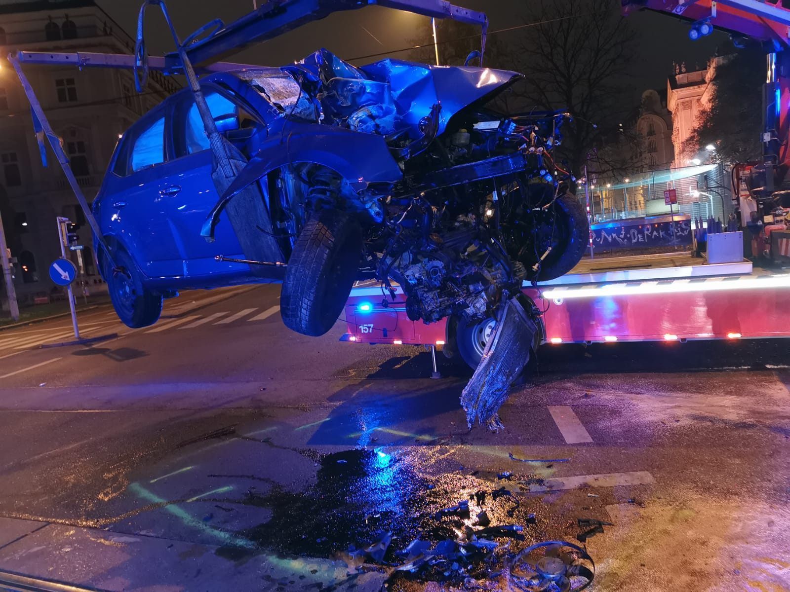Der Fahrer des Autos wurde bei dem Verkehrsunfall in Wien schwer verletzt. Der Fahrer des Autos wurde bei dem Verkehrsunfall in Wien schwer verletzt.