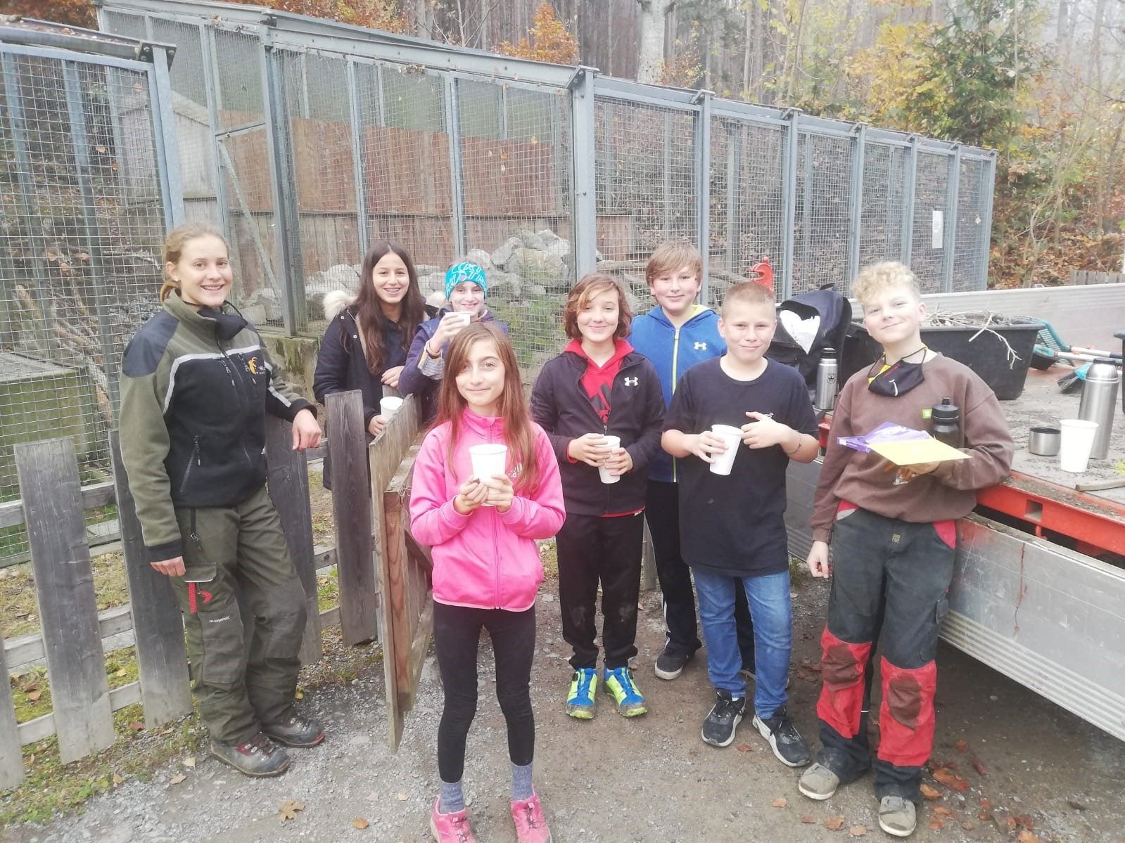 Schülerinnen und Schüler der NMS Rankweil mit Franziska (links) beim Steinhuhngehege Schülerinnen und Schüler der NMS Rankweil mit Franziska (links) beim Steinhuhngehege