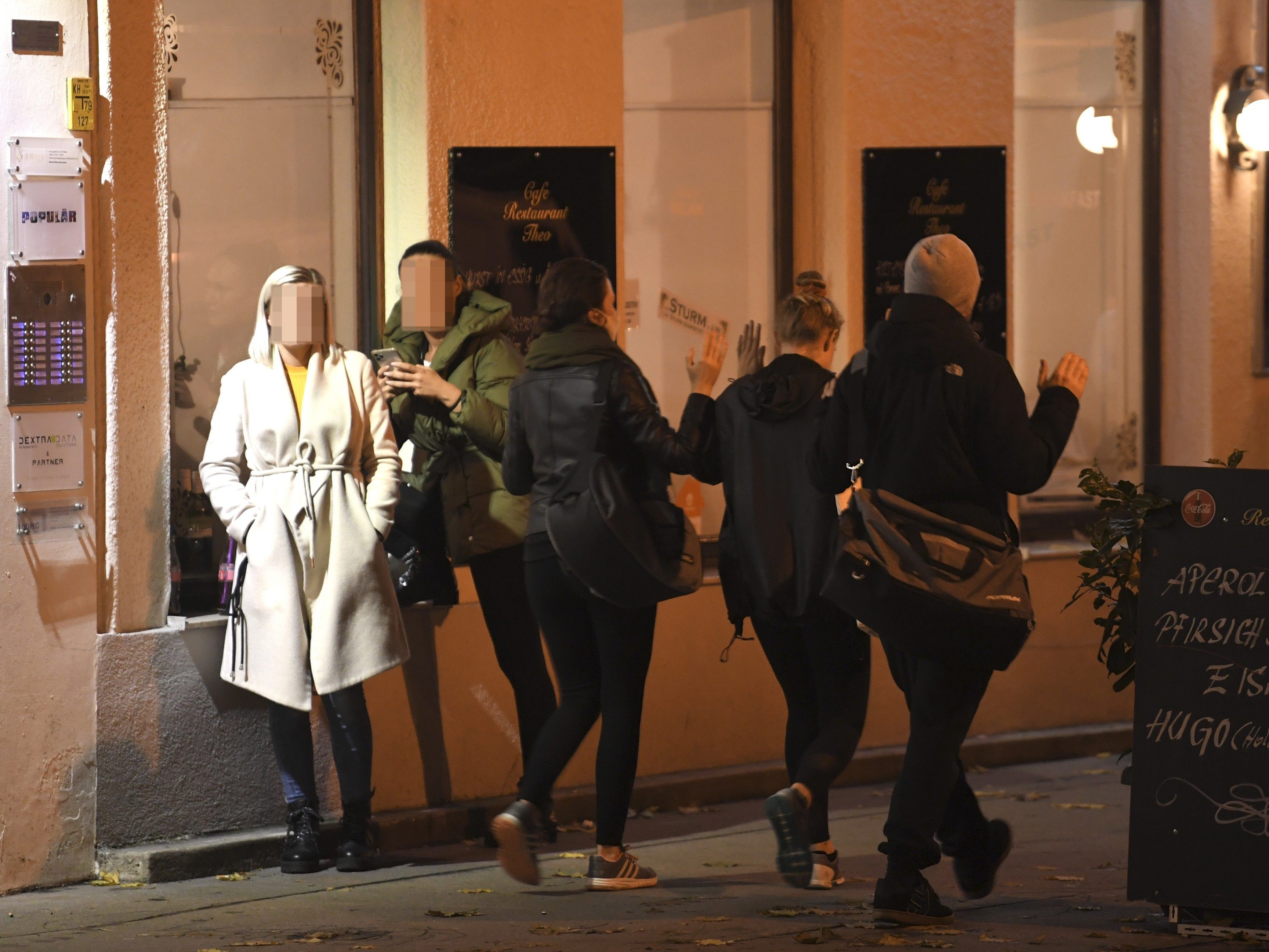Laut einem Zeugen haben die Angreifer ganz gezielt auf die Menschen vor den Bars geschossen. Laut einem Zeugen haben die Angreifer ganz gezielt auf die Menschen vor den Bars geschossen.