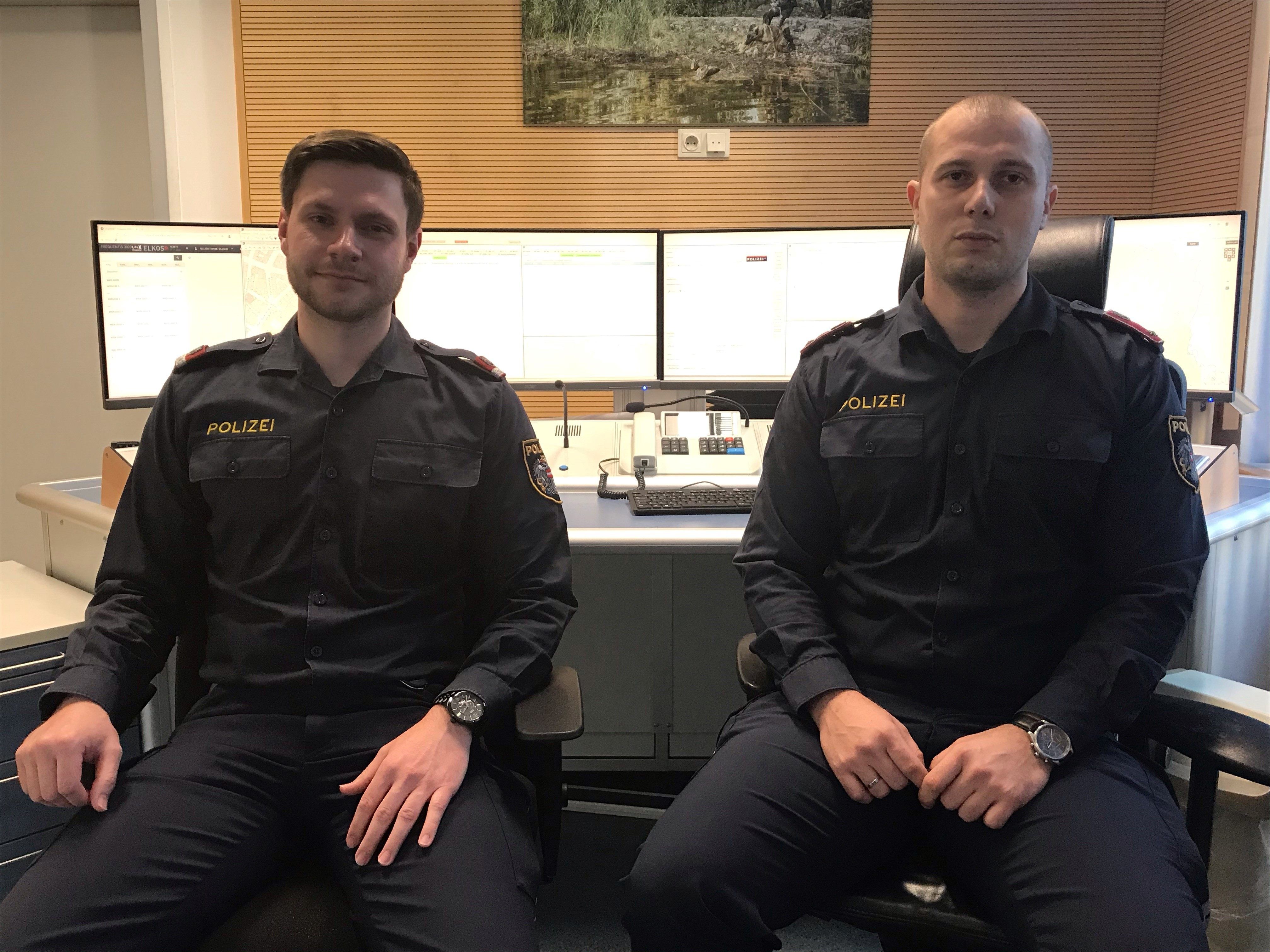 Die beiden Polizeinotruf-Funksprecher Inspektor Thomas F. (l.) und Revierinspektor Christian H. waren während des Terroranschlags in Wien im Einsatz. Die beiden Polizeinotruf-Funksprecher Inspektor Thomas F. (l.) und Revierinspektor Christian H. waren während des Terroranschlags in Wien im Einsatz.