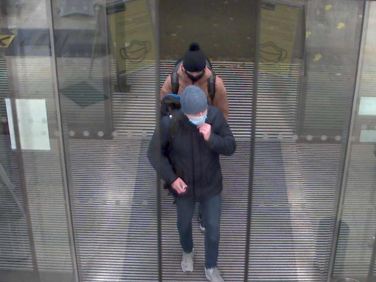 Nach illegalen Entleerungen von Bankschließfächern wird nach diesen Personen gefahndet. Nach illegalen Entleerungen von Bankschließfächern wird nach diesen Personen gefahndet.
