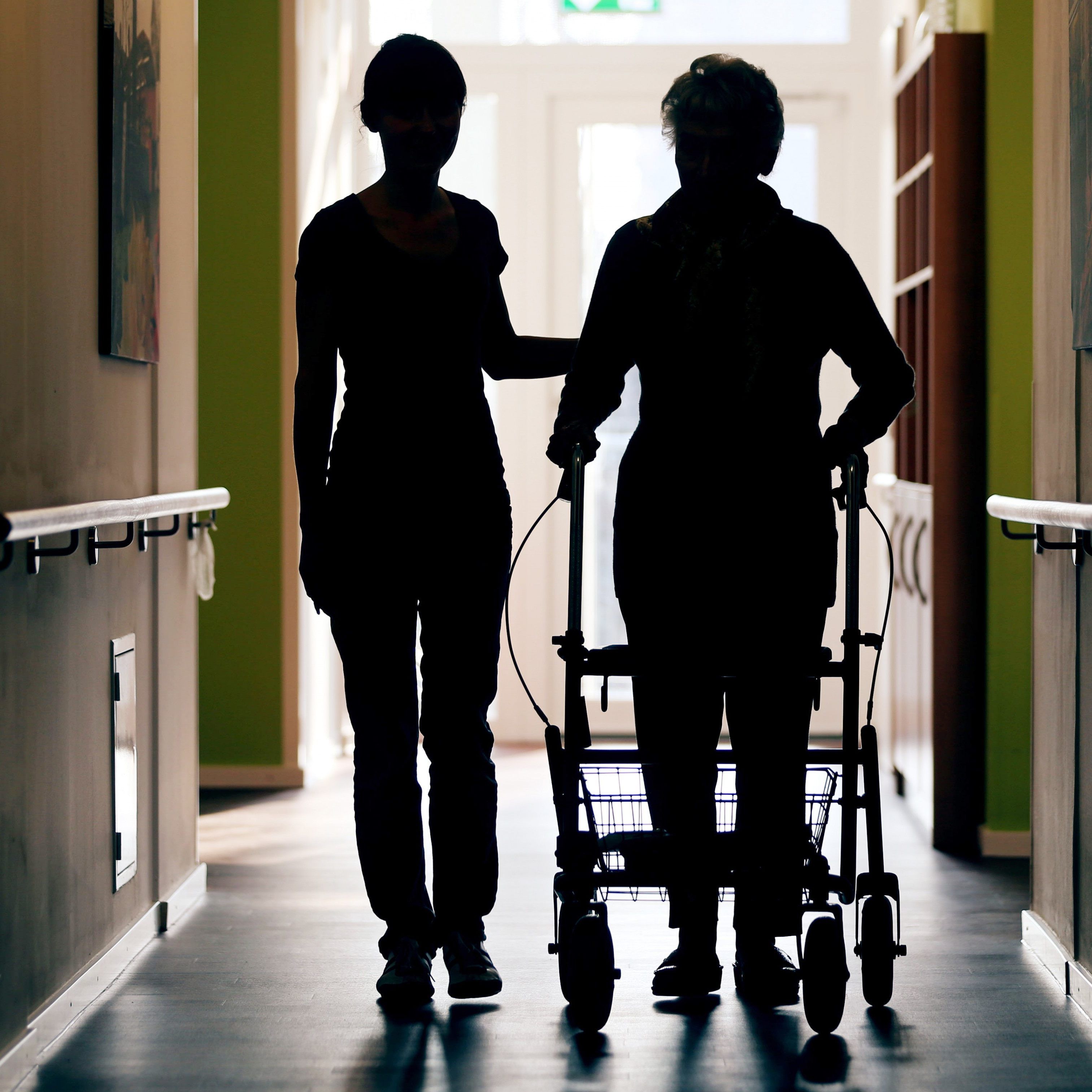 Auf das Coronavirus positiv getestete Mitarbeiter von Altenheimen und Spitälern dürfen nun auch arbeiten.