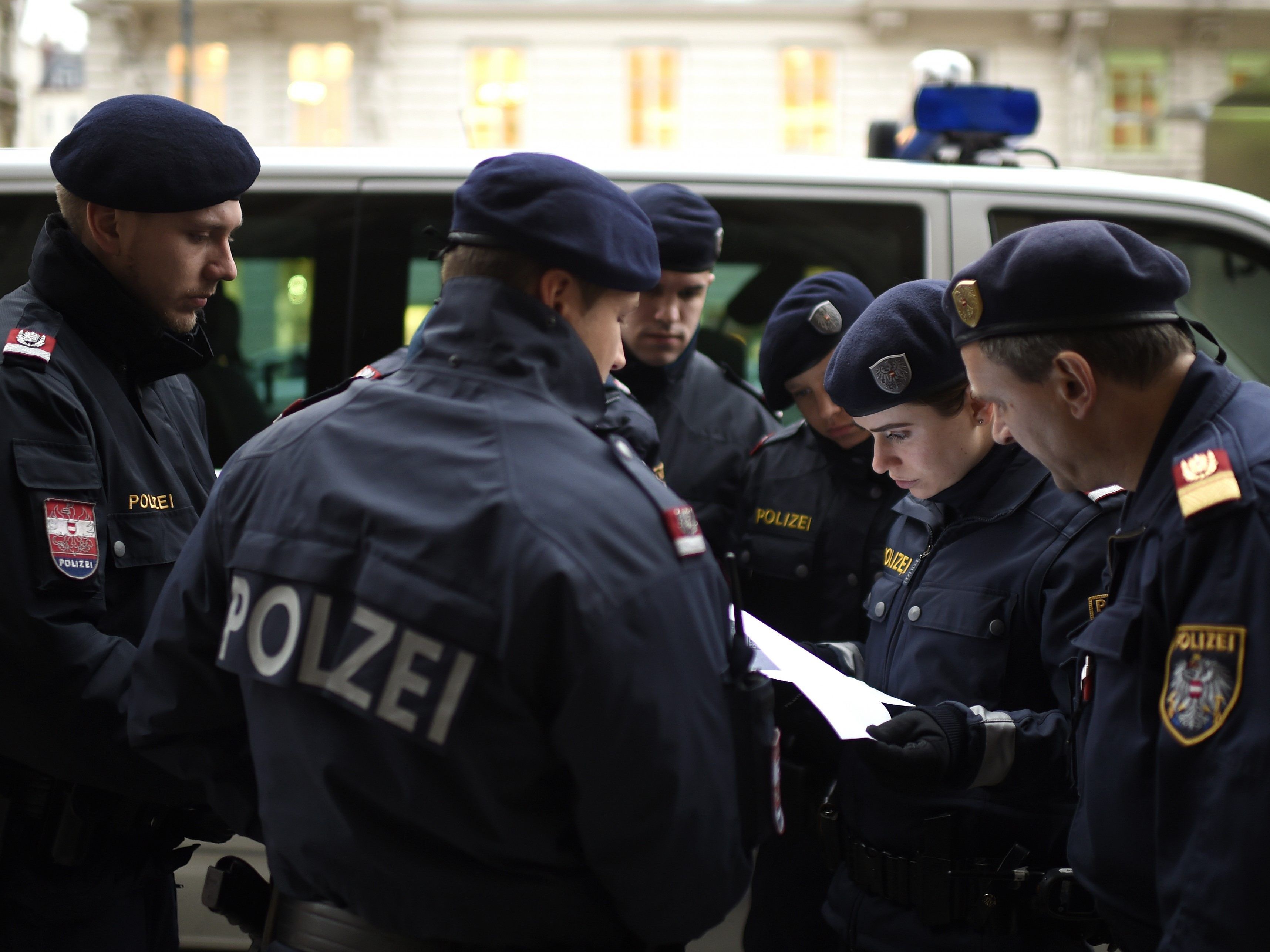 Das Fahrzeug wurde von einem Polizeiwagen begleitet.