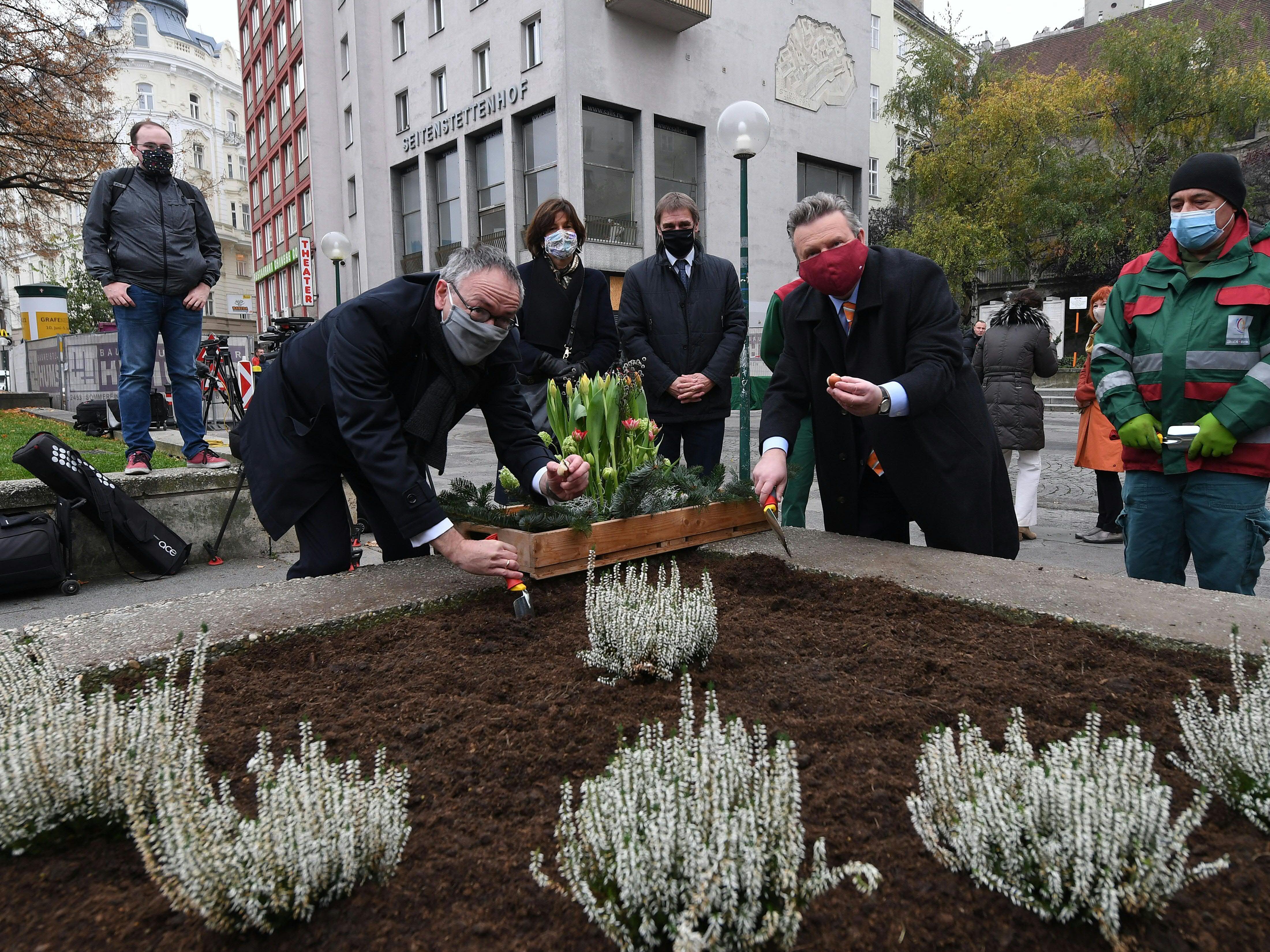 Bürgermeister Ludwig (r.) und Botschafter Gierveld pflanzten Knollen in Tatortnähe des Anschlags in Wien Bürgermeister Ludwig (r.) und Botschafter Gierveld pflanzten Knollen in Tatortnähe des Anschlags in Wien