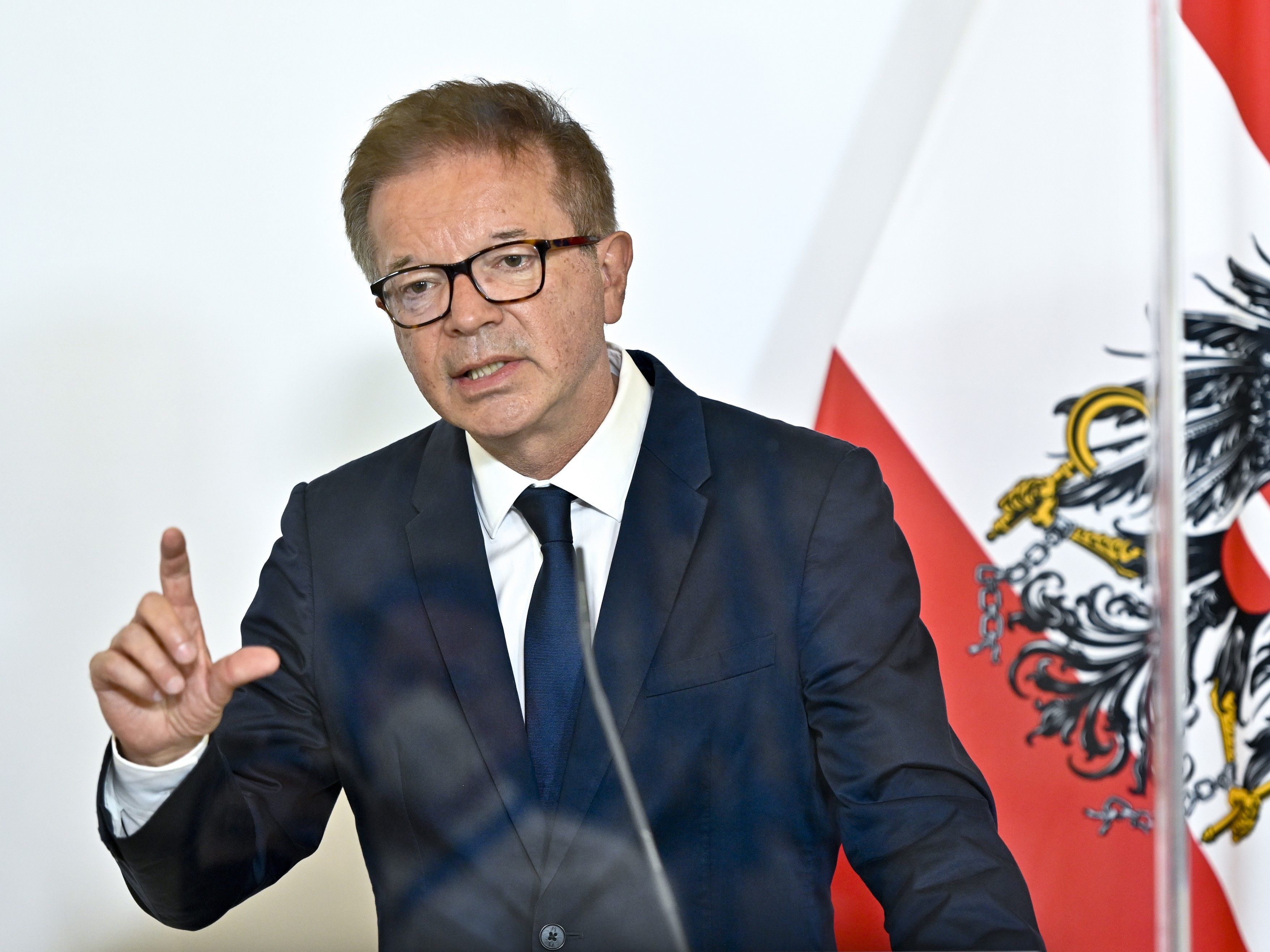 Anschober dankte den Einsatzkräften und drückte den Opfern, Verletzten und ihren Angehörigen sein Mitgefühl aus. Anschober dankte den Einsatzkräften und drückte den Opfern, Verletzten und ihren Angehörigen sein Mitgefühl aus.